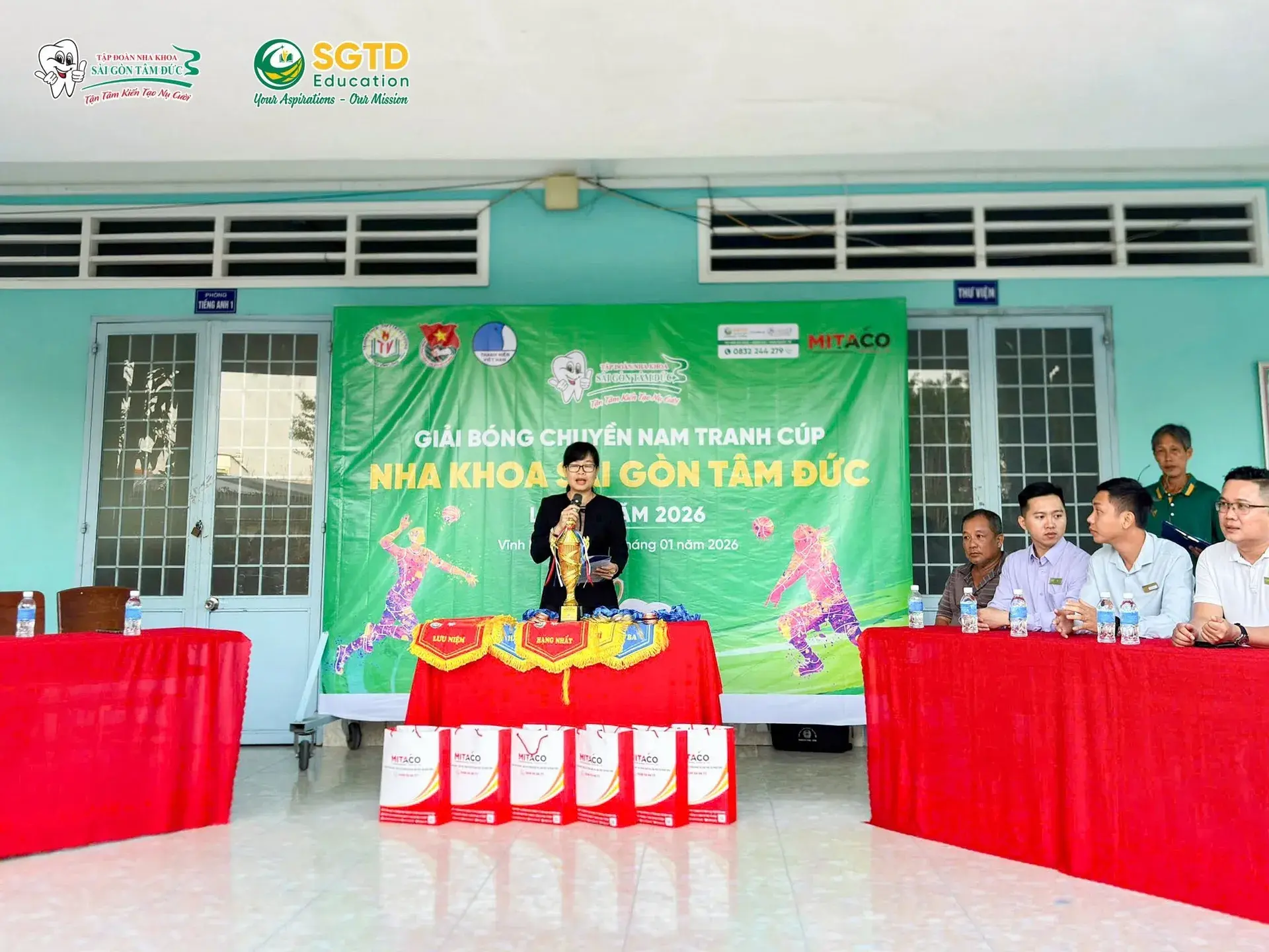Trao cúp cho đội vô địch
