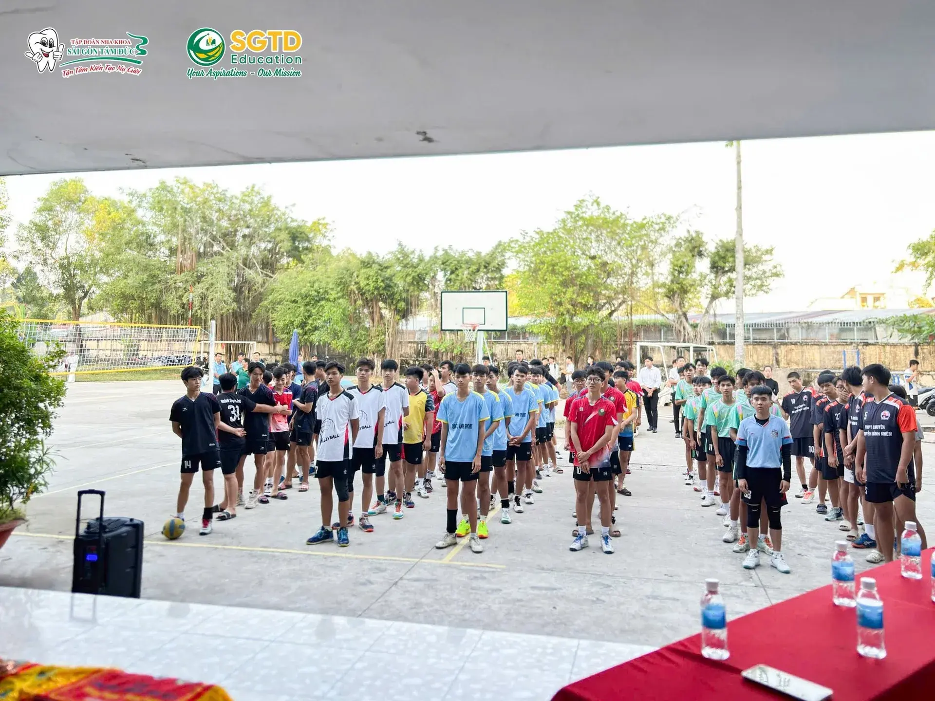 Đội nam Trường THPT Trưng Vương nhận cúp vô địch