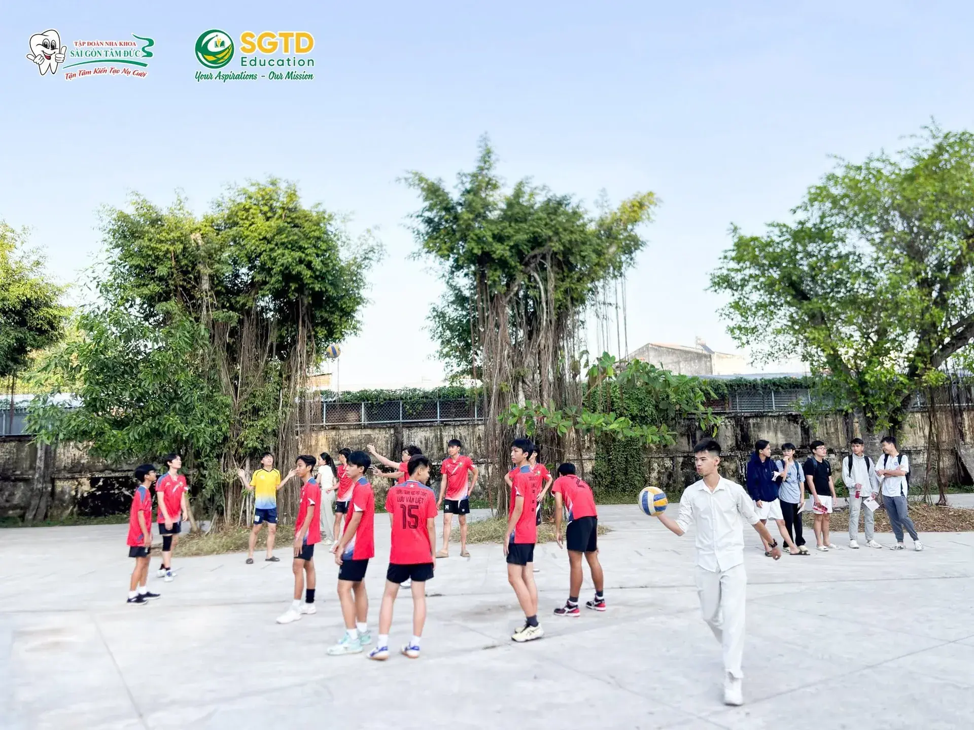 Những lá cờ lưu niệm được trao tận tay các đội bóng