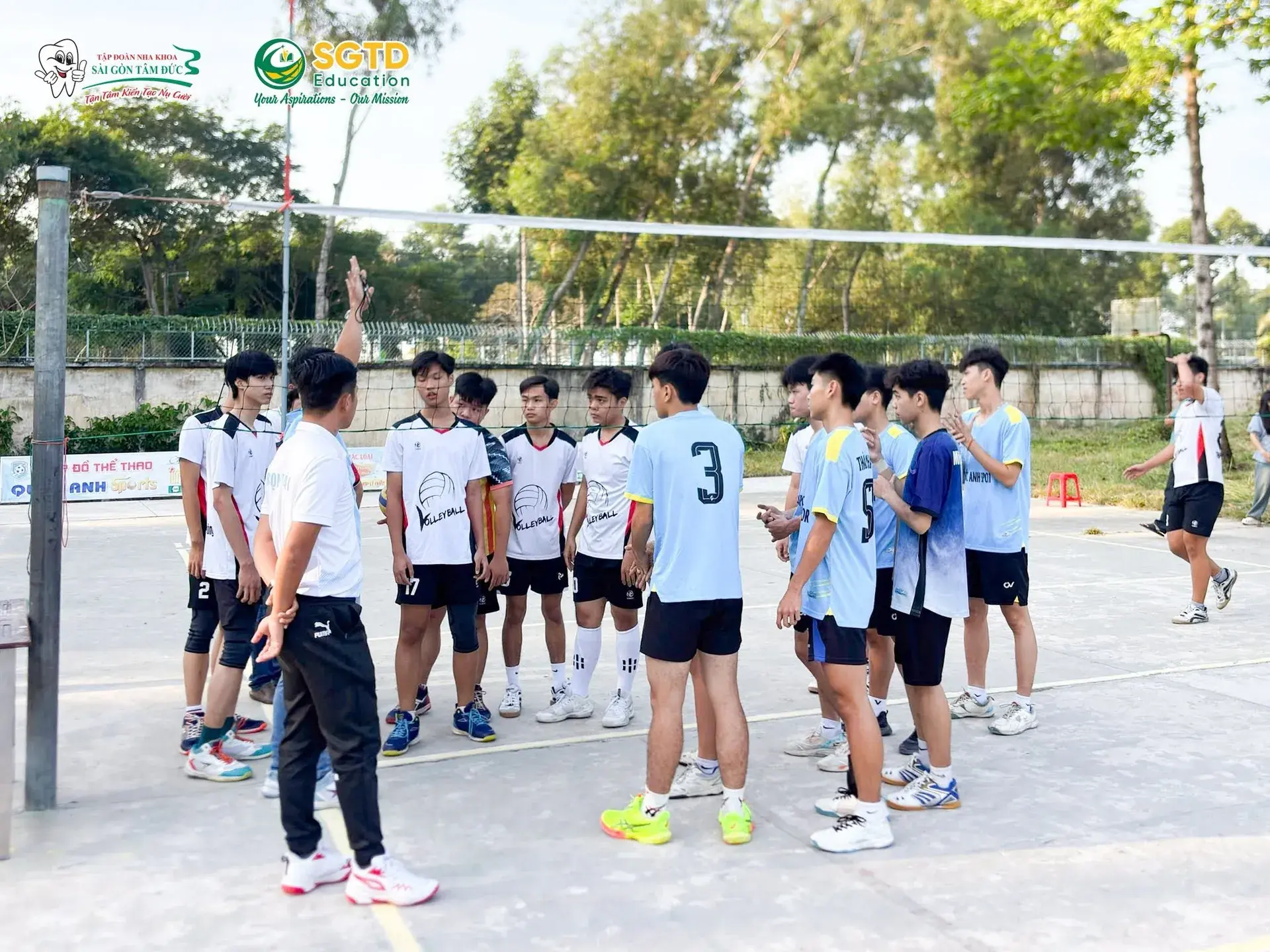 Đại diện đơn vị tài trợ trao phần thưởng cho các đội