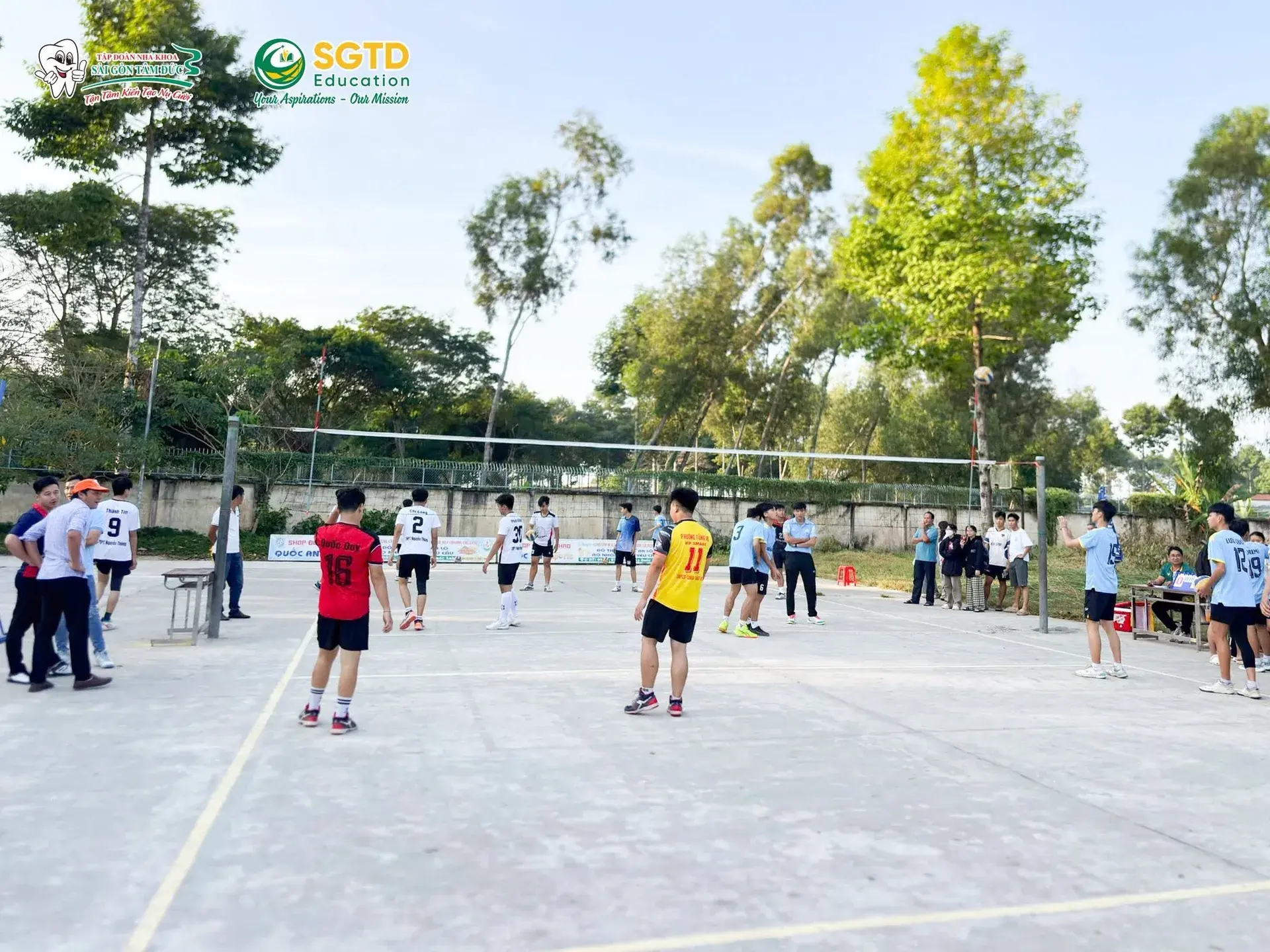 Các đội bóng chụp ảnh lưu niệm cùng ban tổ chức