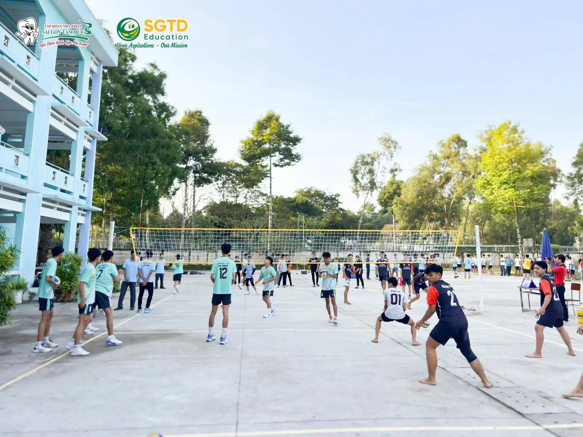 Niềm vui của các em sau mùa giải
