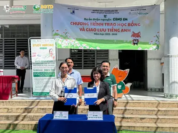 Không khí chương trình thiện nguyện tại sân trường