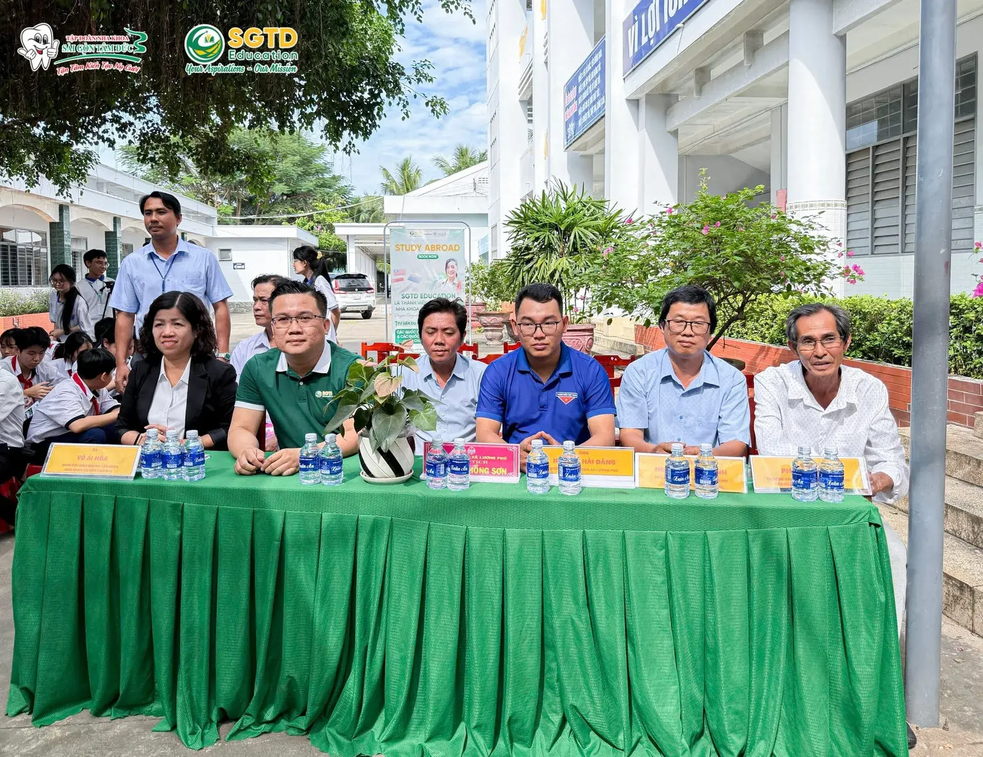 Trao biên bản hợp tác trước sự chứng kiến của học sinh