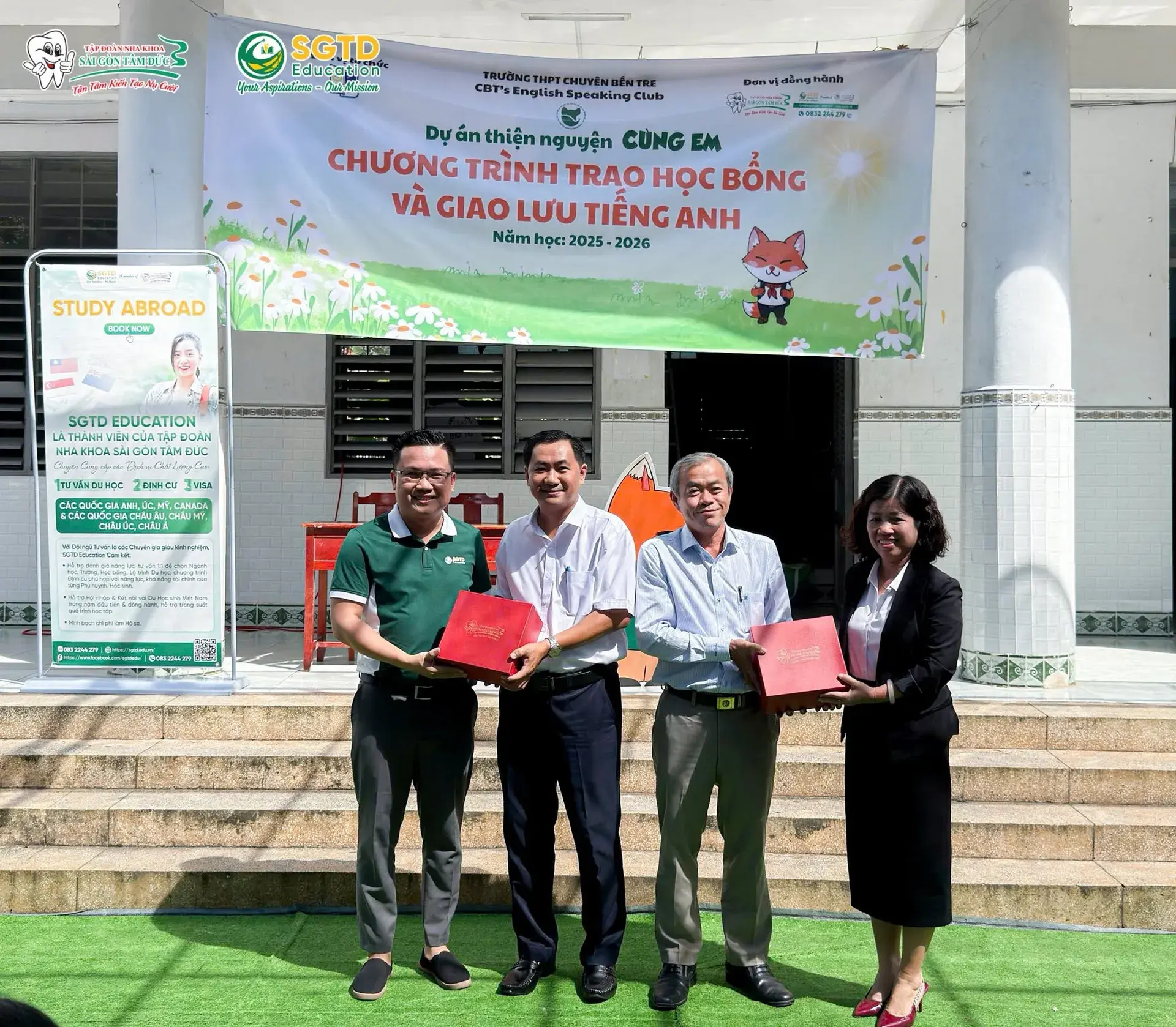 Gian giới thiệu chương trình du học của SGTD Education tại sân trường