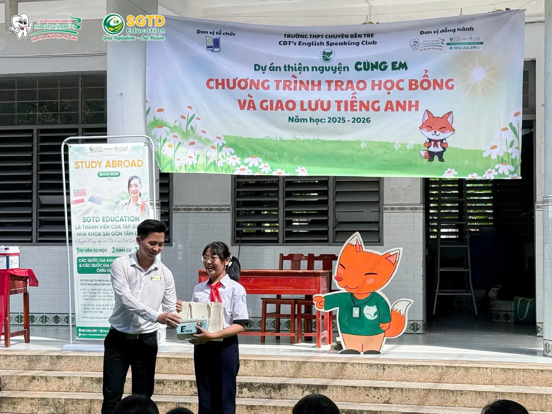 Các em học sinh trong chương trình thiện nguyện Cùng Em