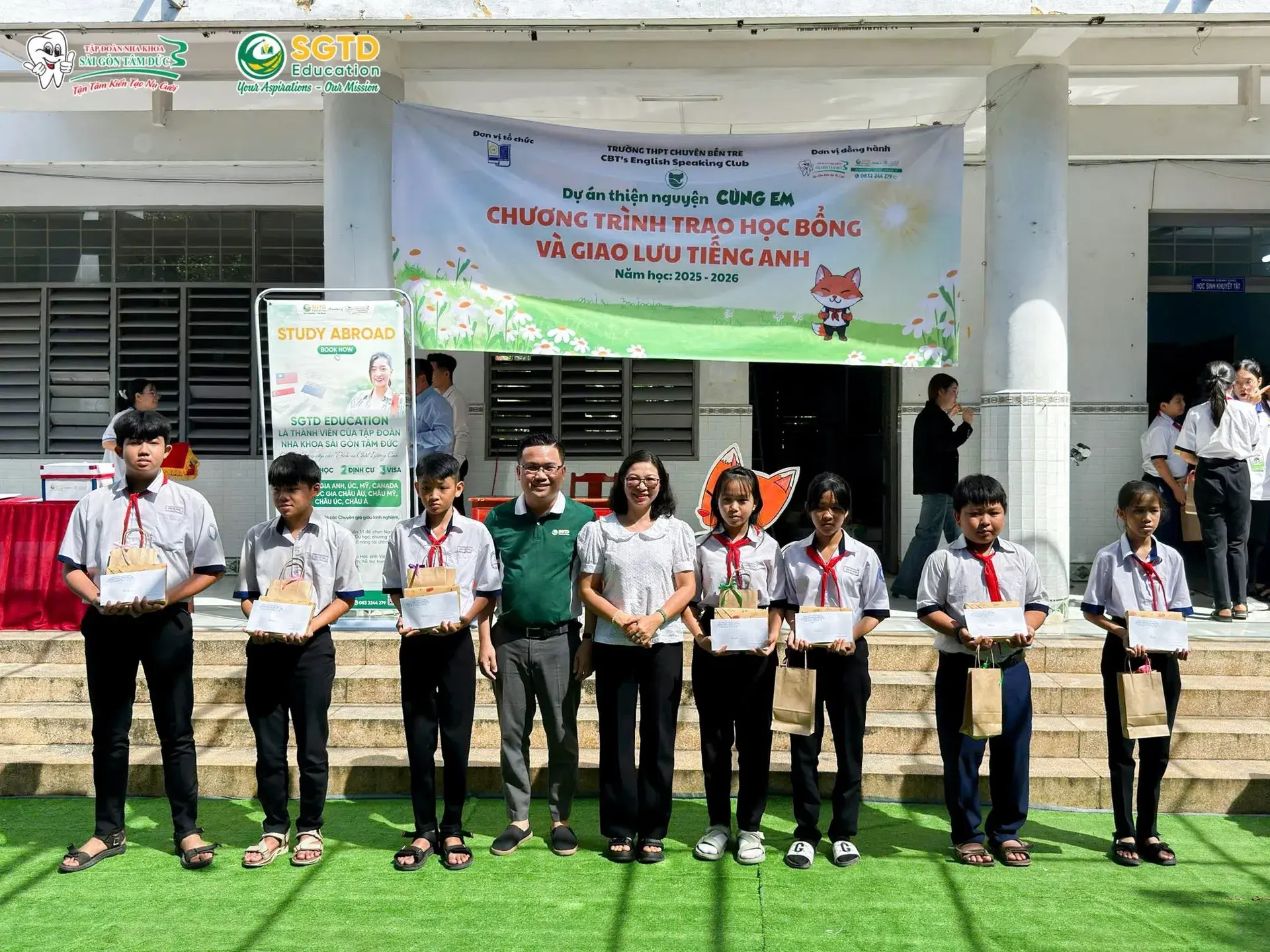 Tình nguyện viên Trường THPT Chuyên Bến Tre tổ chức hoạt động