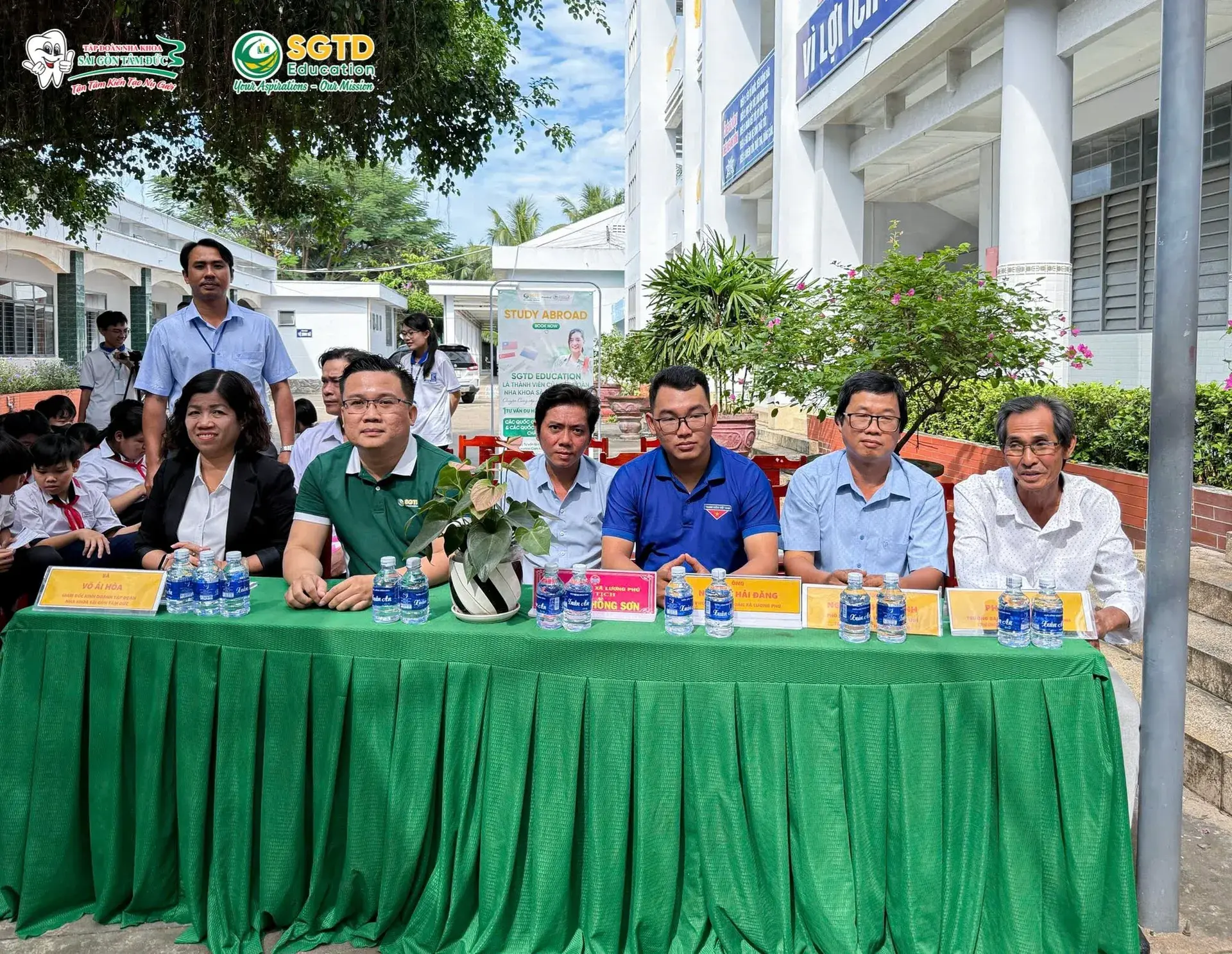 Niềm vui của học sinh trong ngày hội