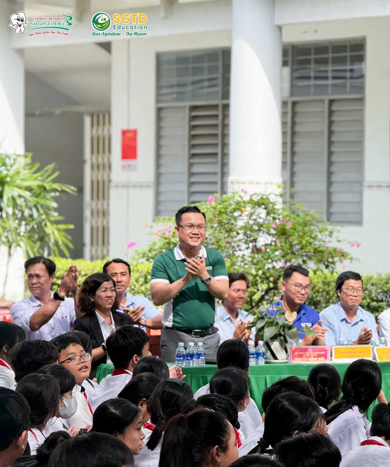 Chụp ảnh lưu niệm khép lại chương trình Cùng Em