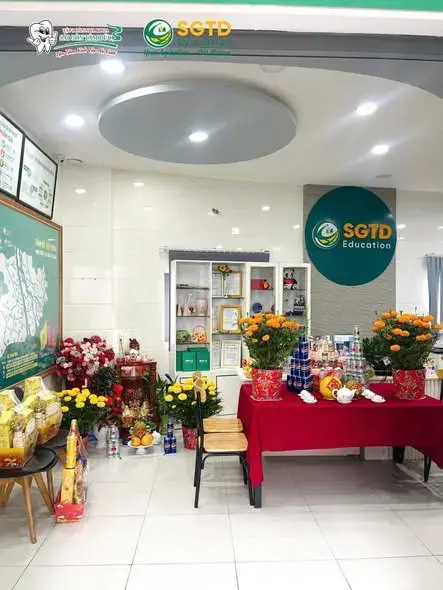 Những chậu hoa Tết được sắp đặt trước sảnh