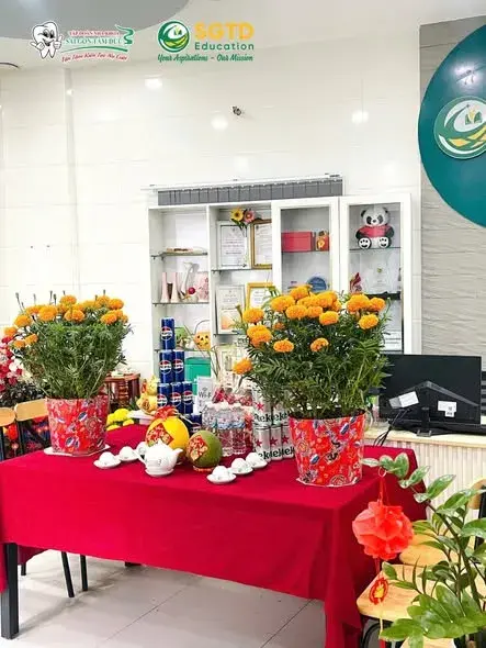 Góc trang trí Tết được hoàn thiện dần
