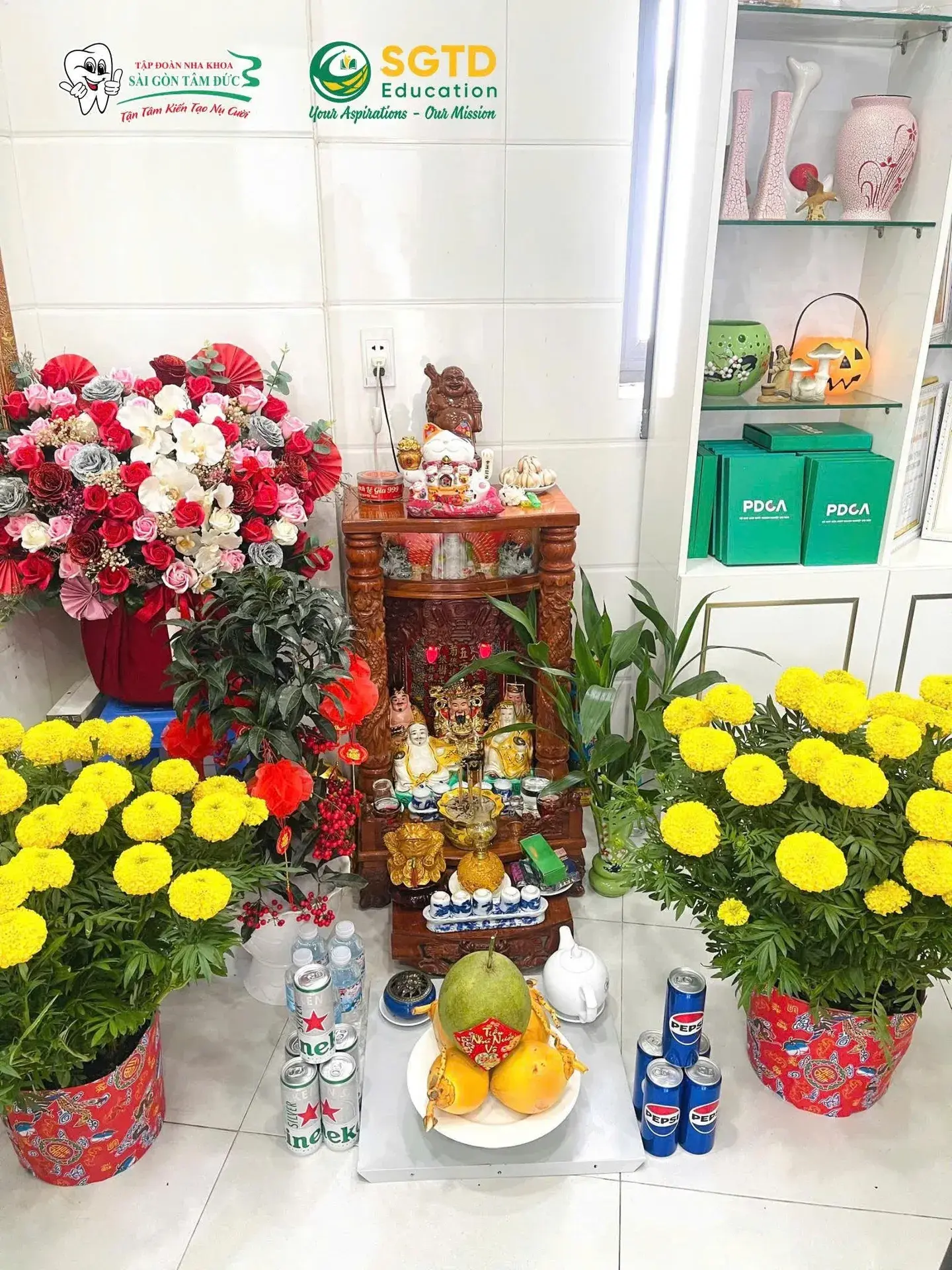Tiếng cười trong lúc cùng nhau trang trí văn phòng