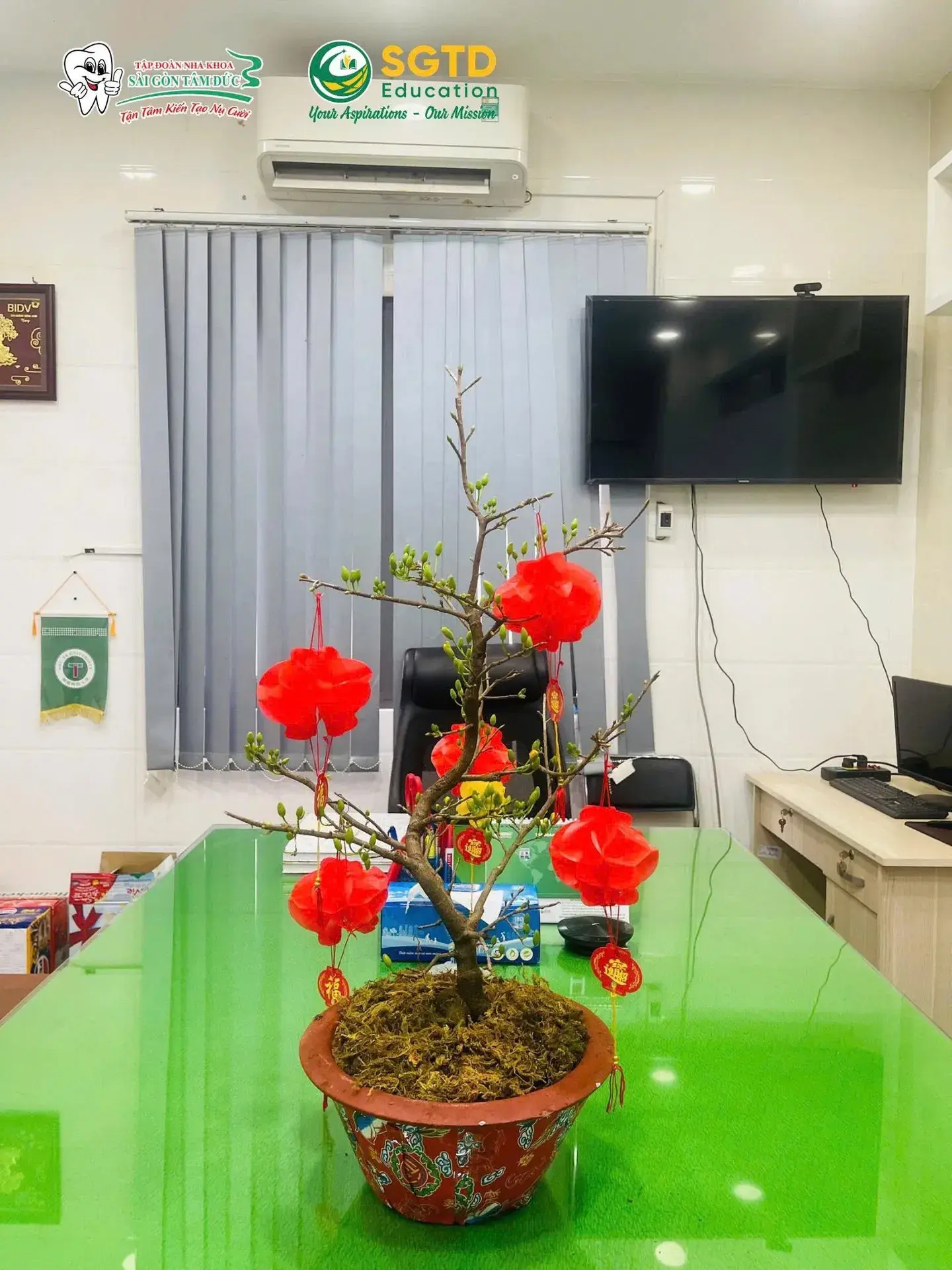 Bánh mứt và giỏ quà Tết được chuẩn bị đón khách