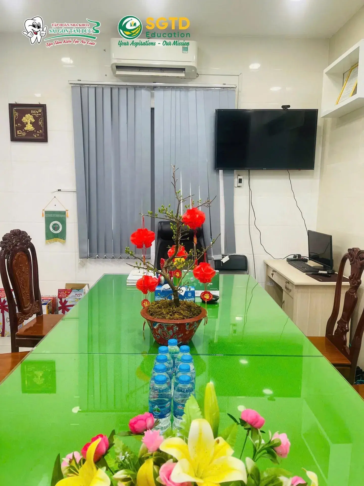 Không gian làm việc gọn gàng chờ xuân về