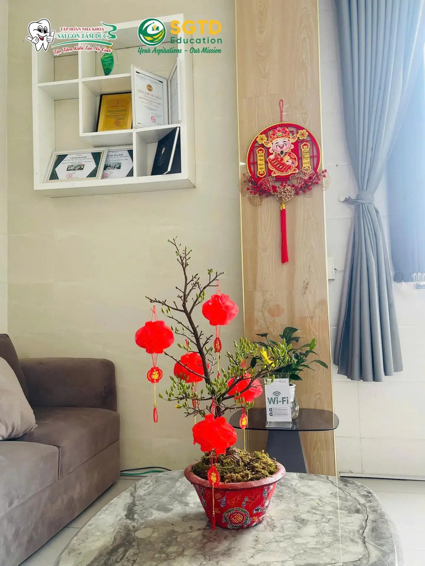 Sắc đỏ vàng phủ khắp các góc văn phòng