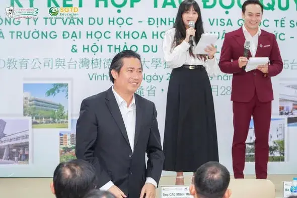 Học sinh đến sớm, chờ chương trình bắt đầu