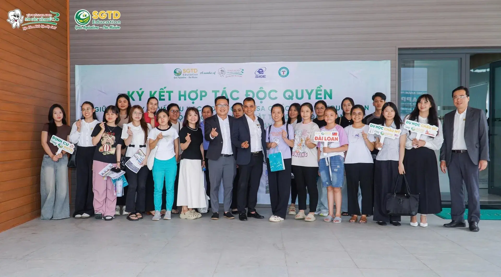 Khu vực tiếp đón với backdrop của lễ ký kết hợp tác độc quyền