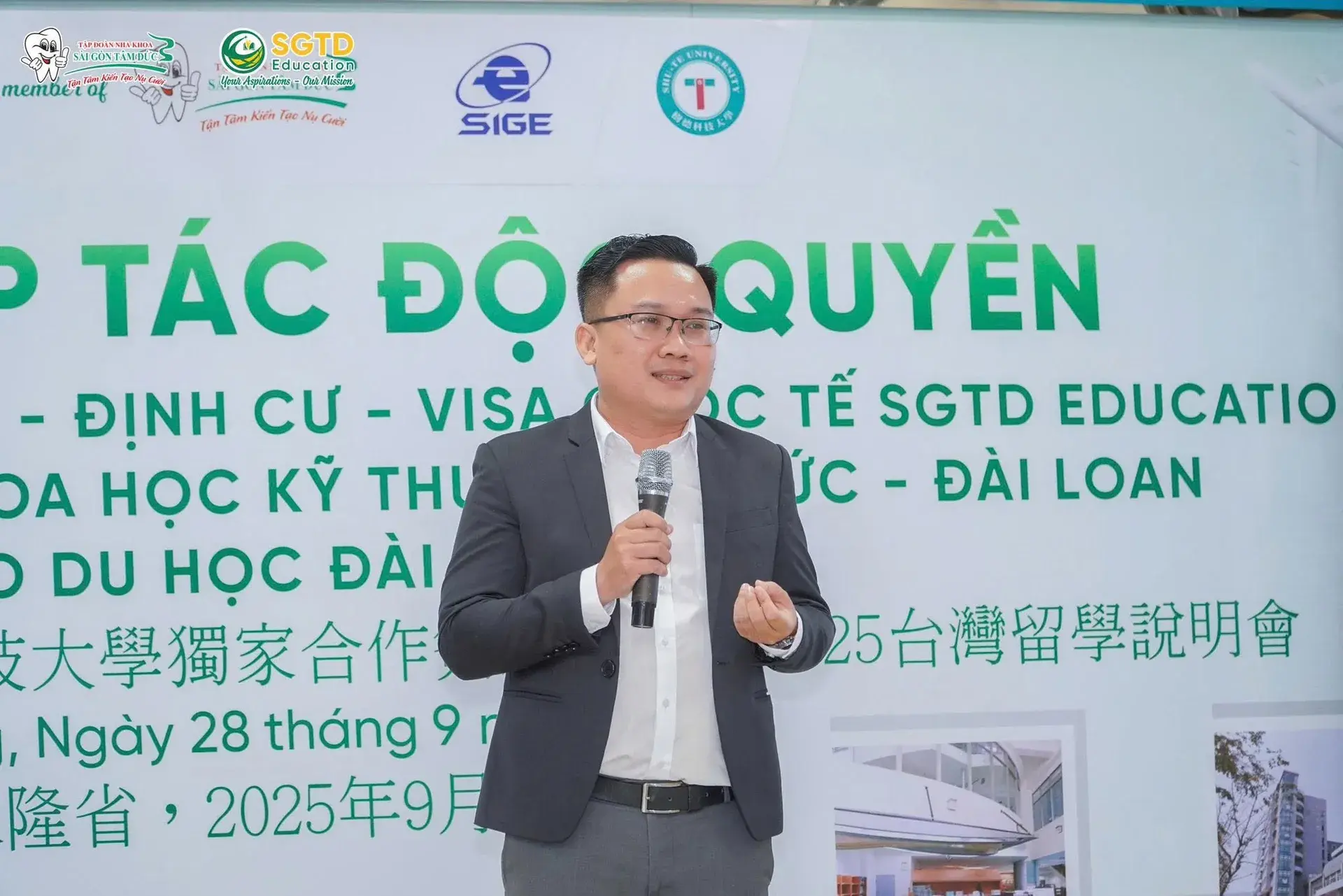 Đại biểu và khách mời trò chuyện trước giờ khai mạc