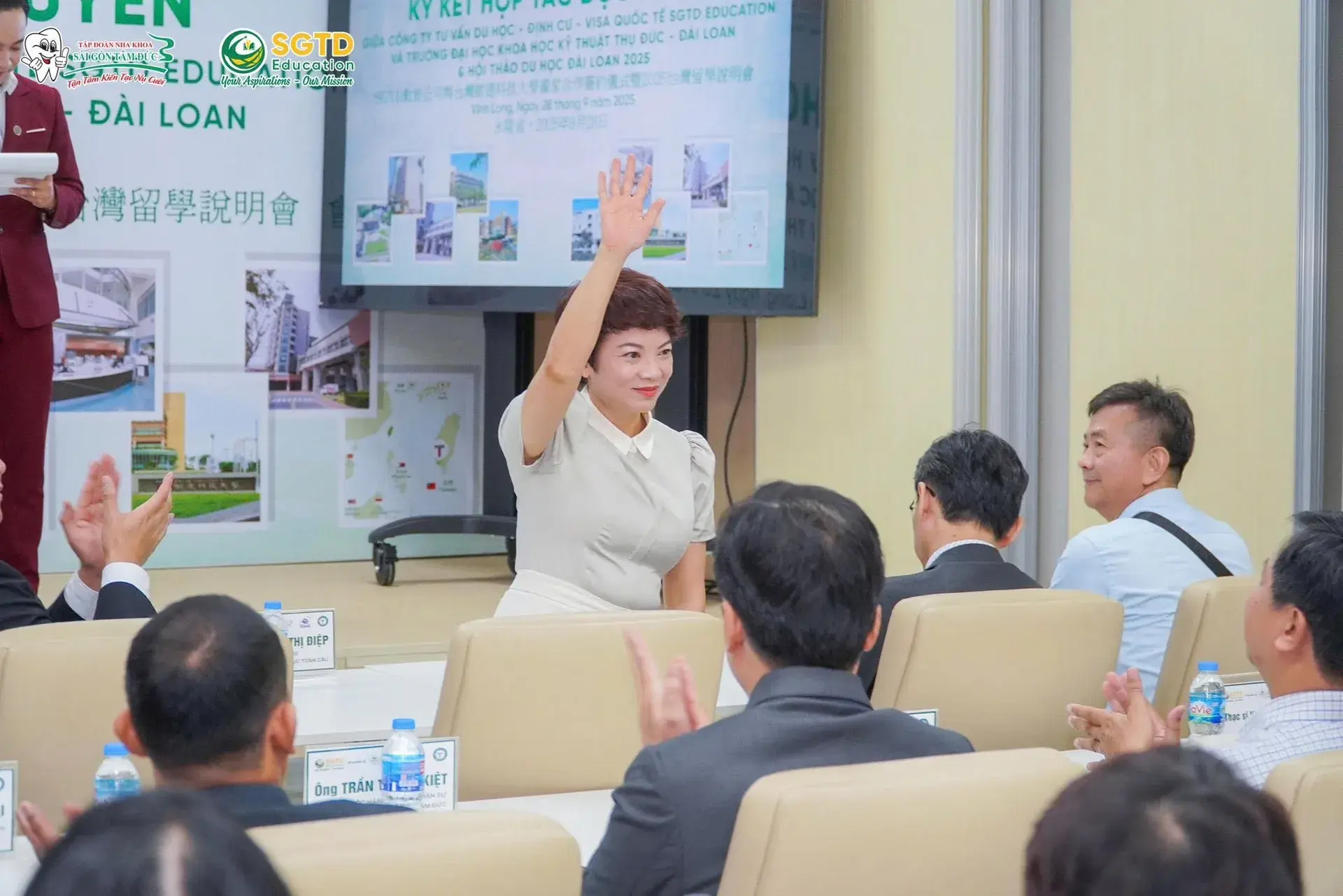 Bàn ký kết được chuẩn bị cho nghi thức chính của chương trình