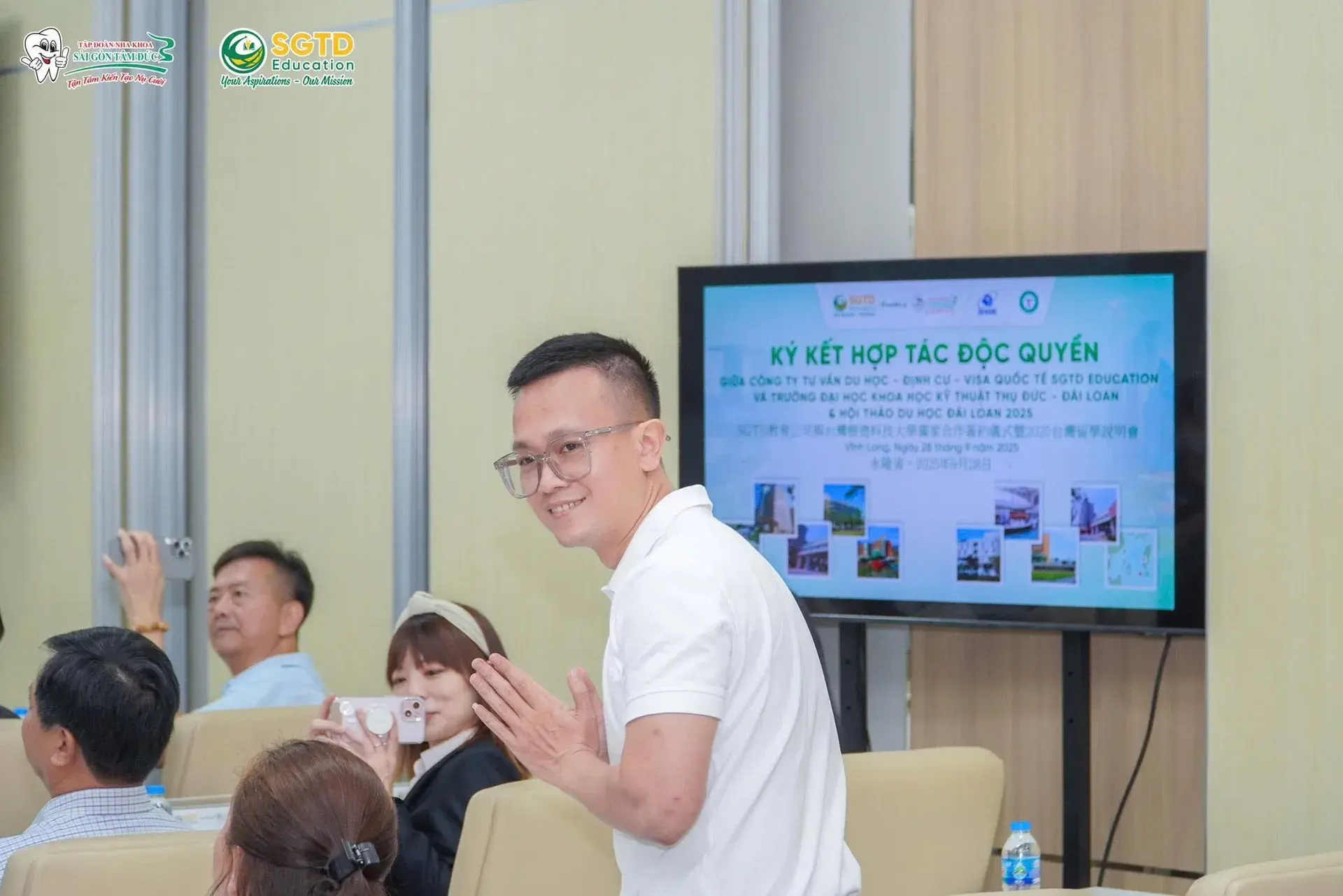 Khách mời ổn định chỗ ngồi trong hội trường