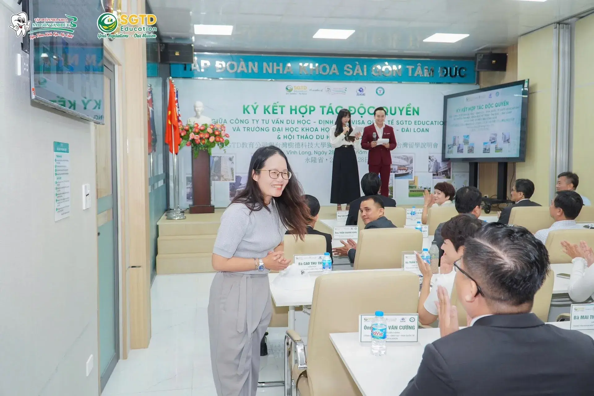 Toàn cảnh hội trường trước giờ khai mạc