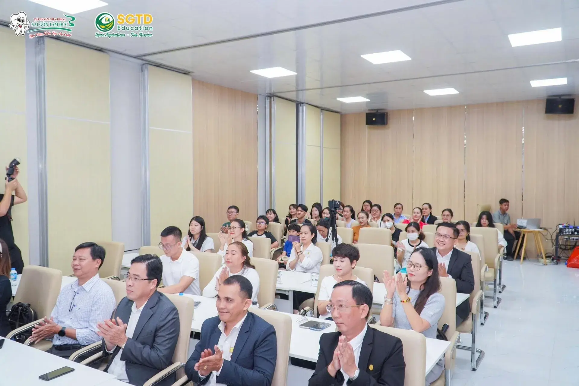 Toàn cảnh hội trường trong phần khai mạc