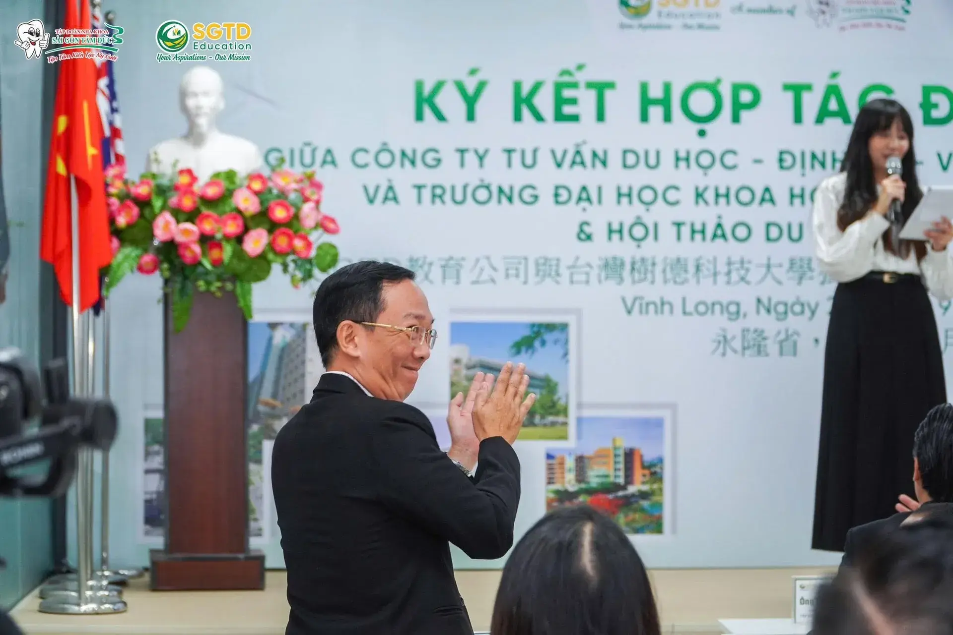 Học sinh chăm chú theo dõi phần mở đầu hội thảo