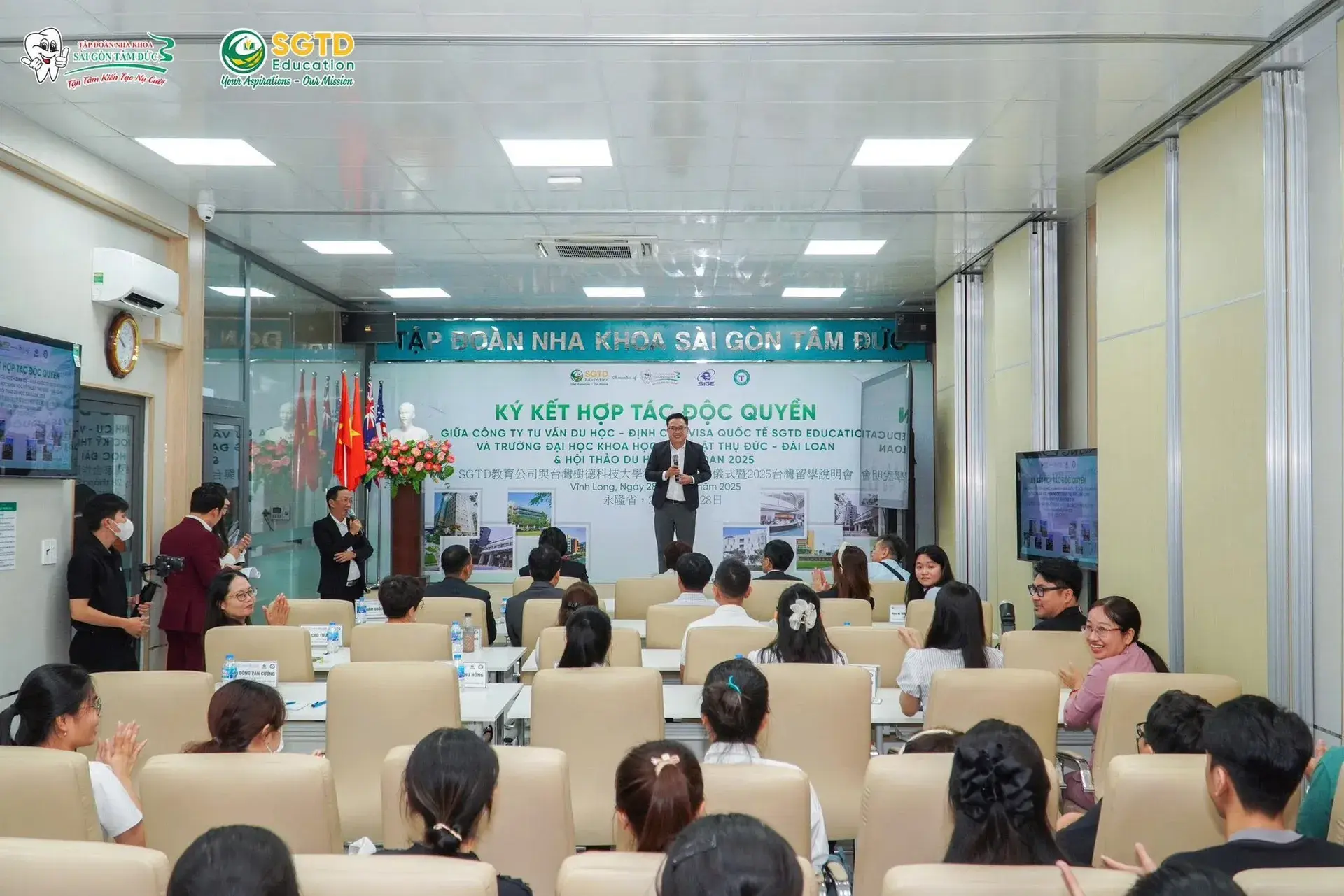 Hàng ghế đại biểu trong hội trường sự kiện