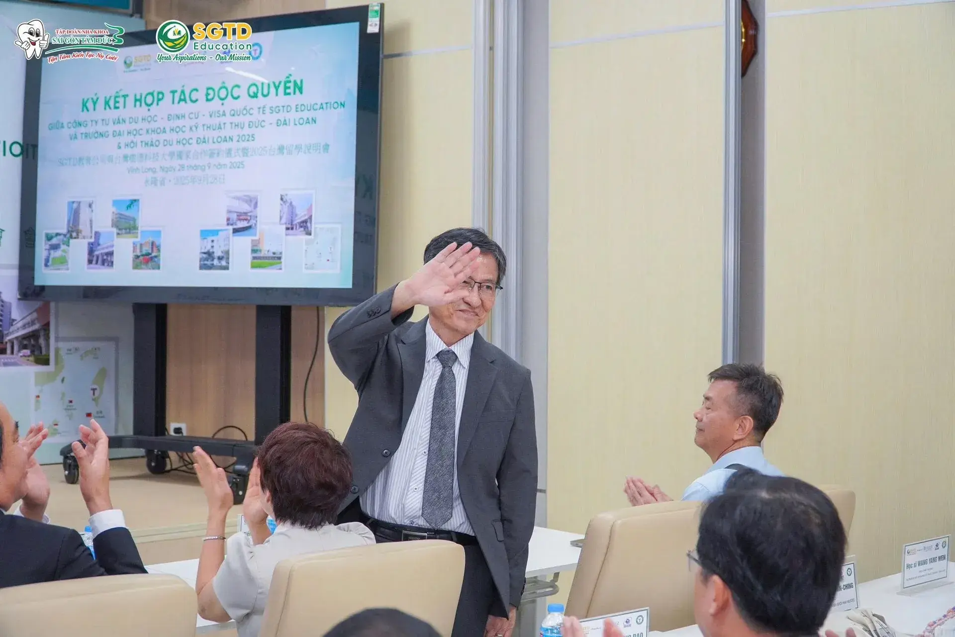 Phụ huynh và học sinh cùng dự chương trình