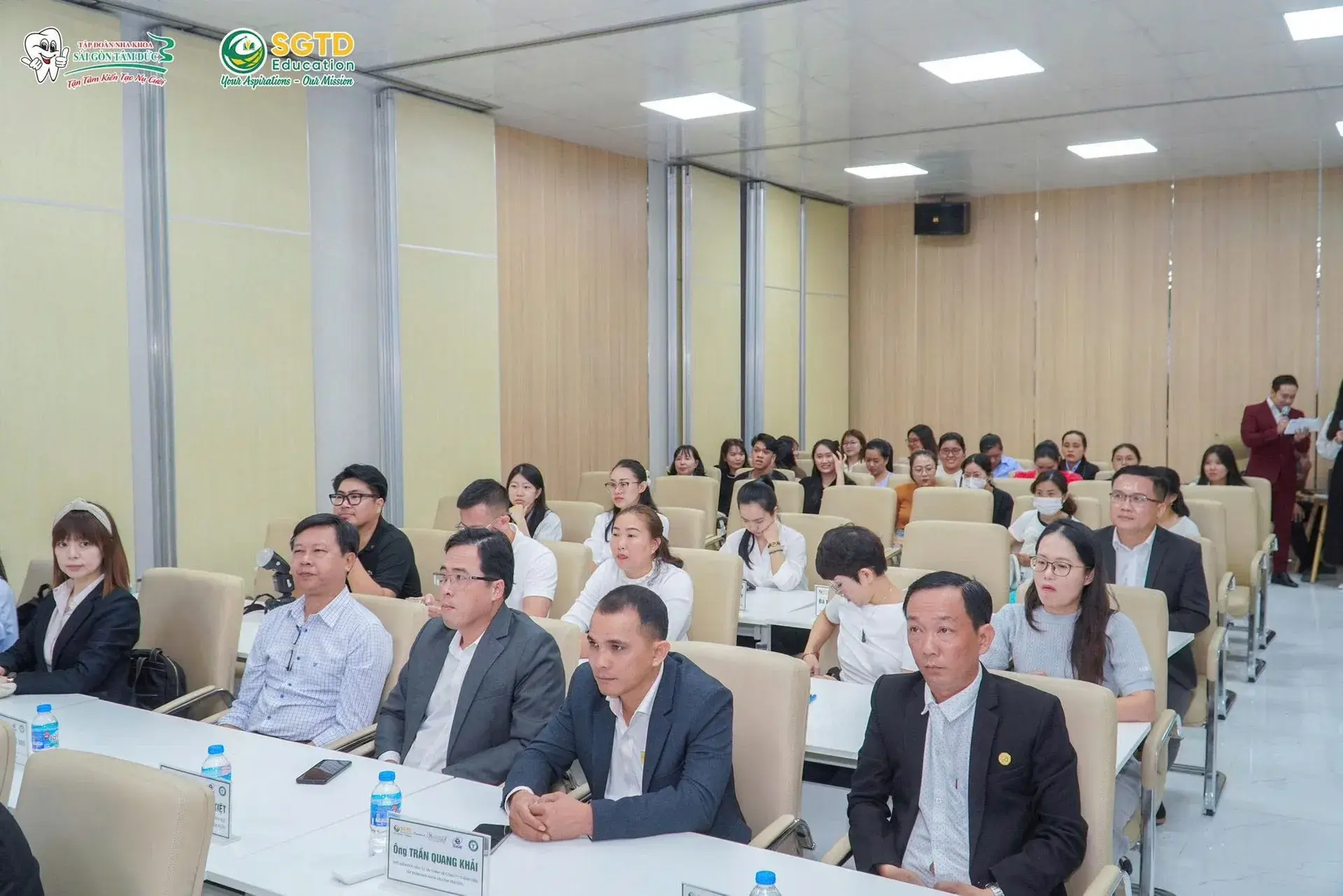 Khách mời theo dõi phần giới thiệu chương trình hợp tác
