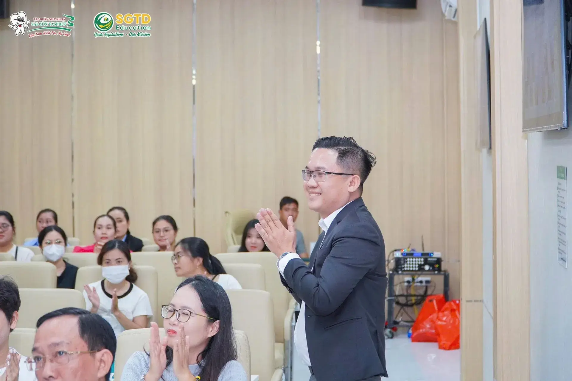 Đại biểu lắng nghe phần trình bày trên sân khấu