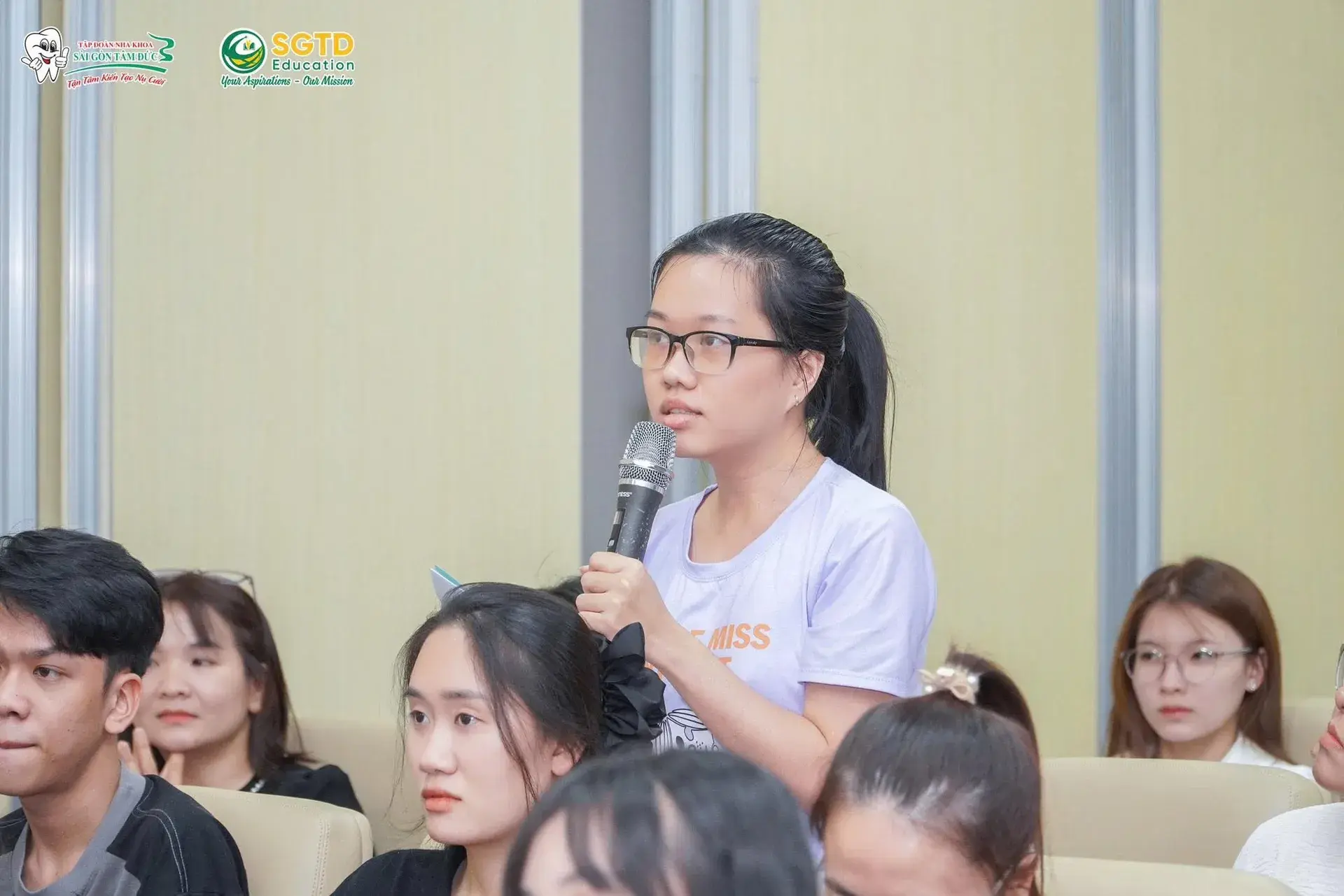 Sân khấu chính với backdrop lễ ký kết và hội thảo du học