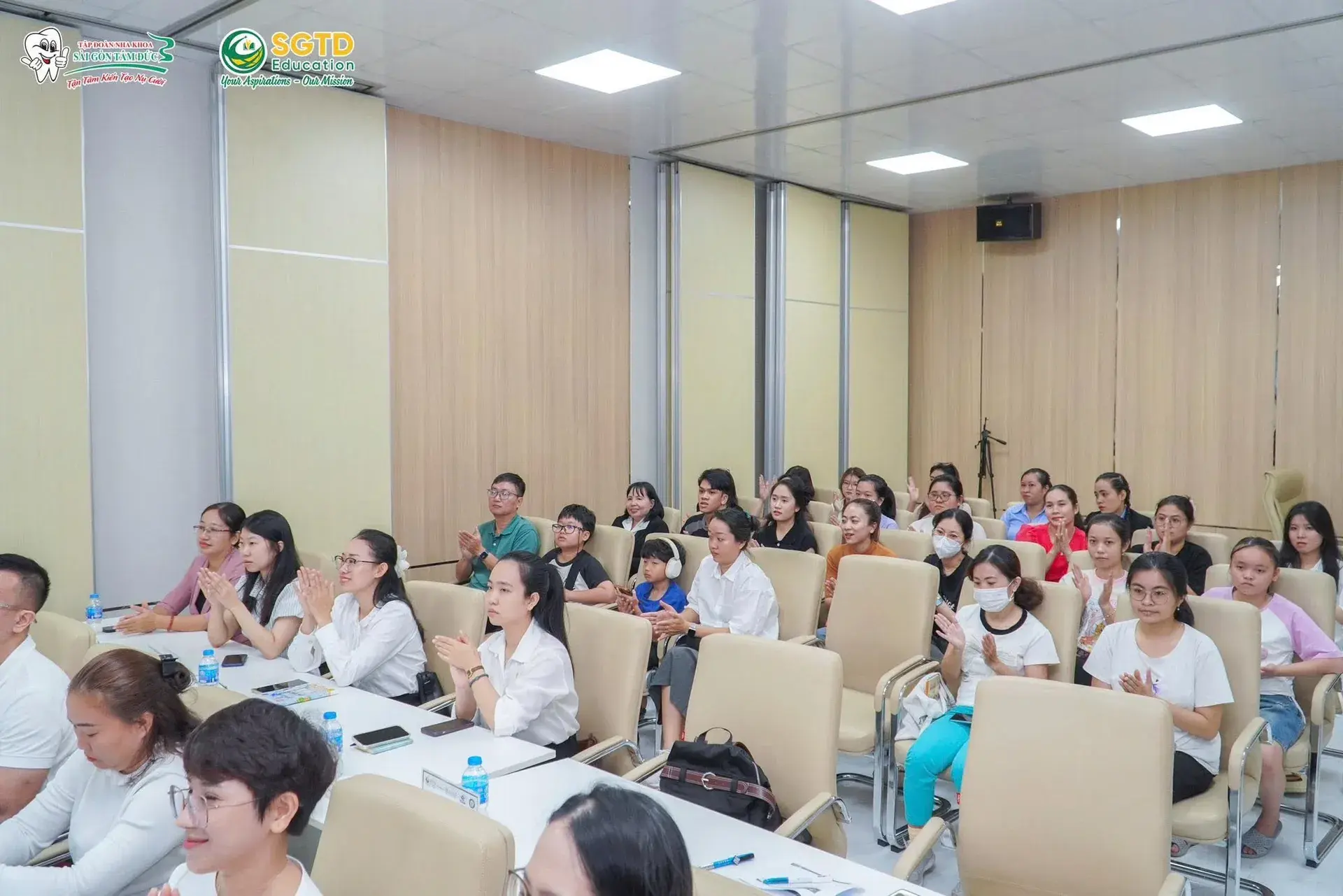 Phần phát biểu của đại diện hai bên trên sân khấu