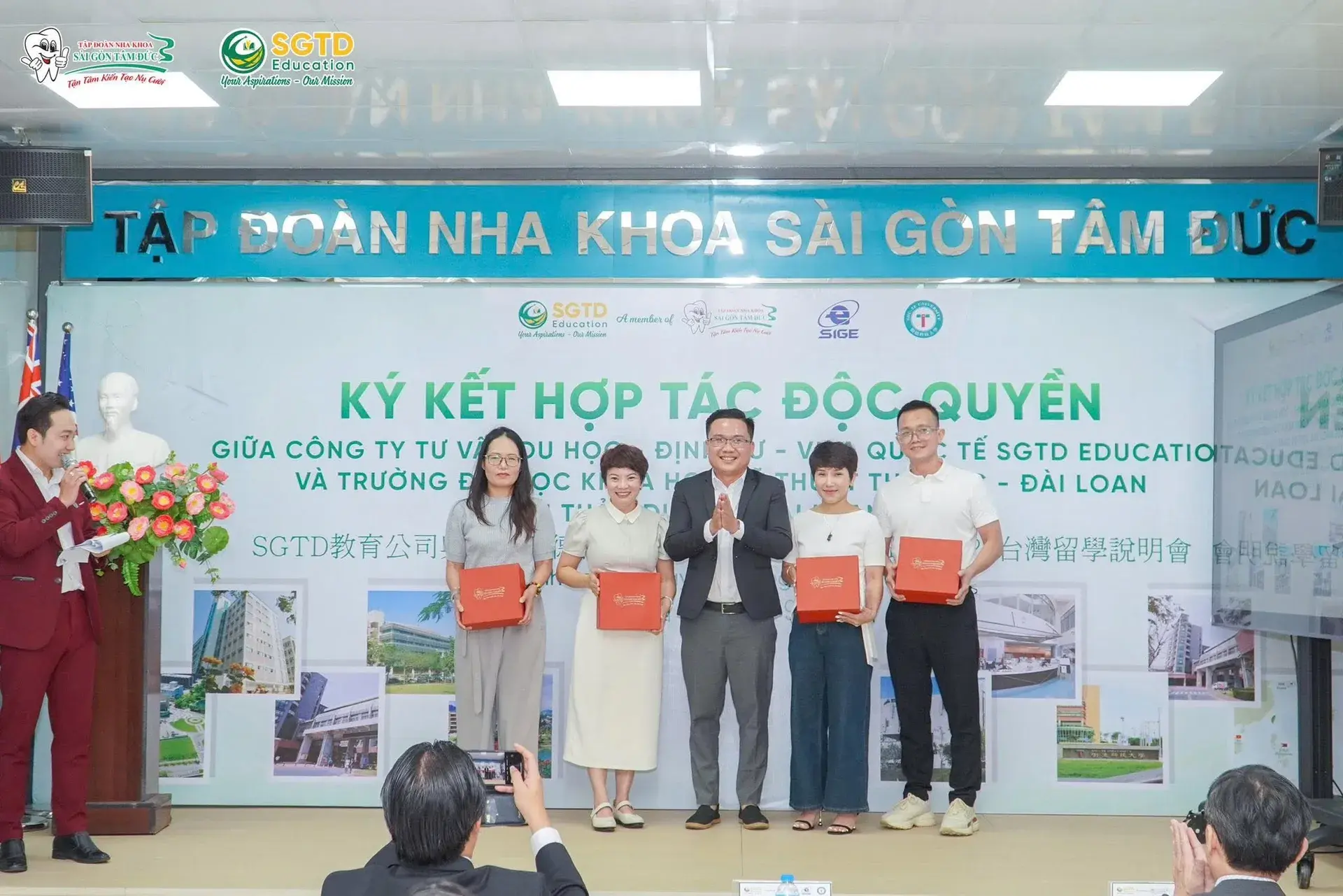 Nghi thức ký kết hợp tác độc quyền giữa hai đơn vị