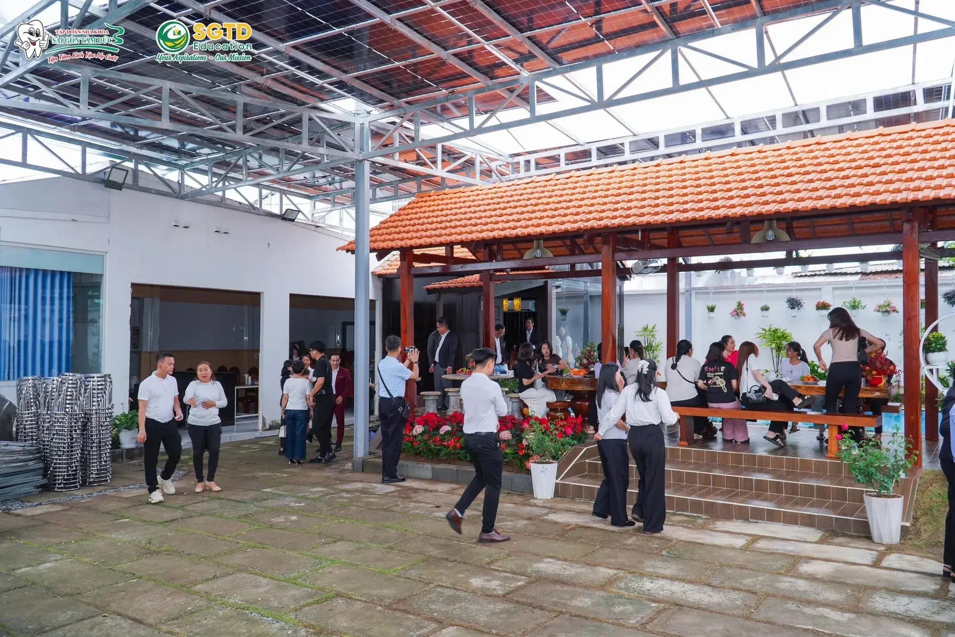 Hai bên đặt bút ký biên bản hợp tác