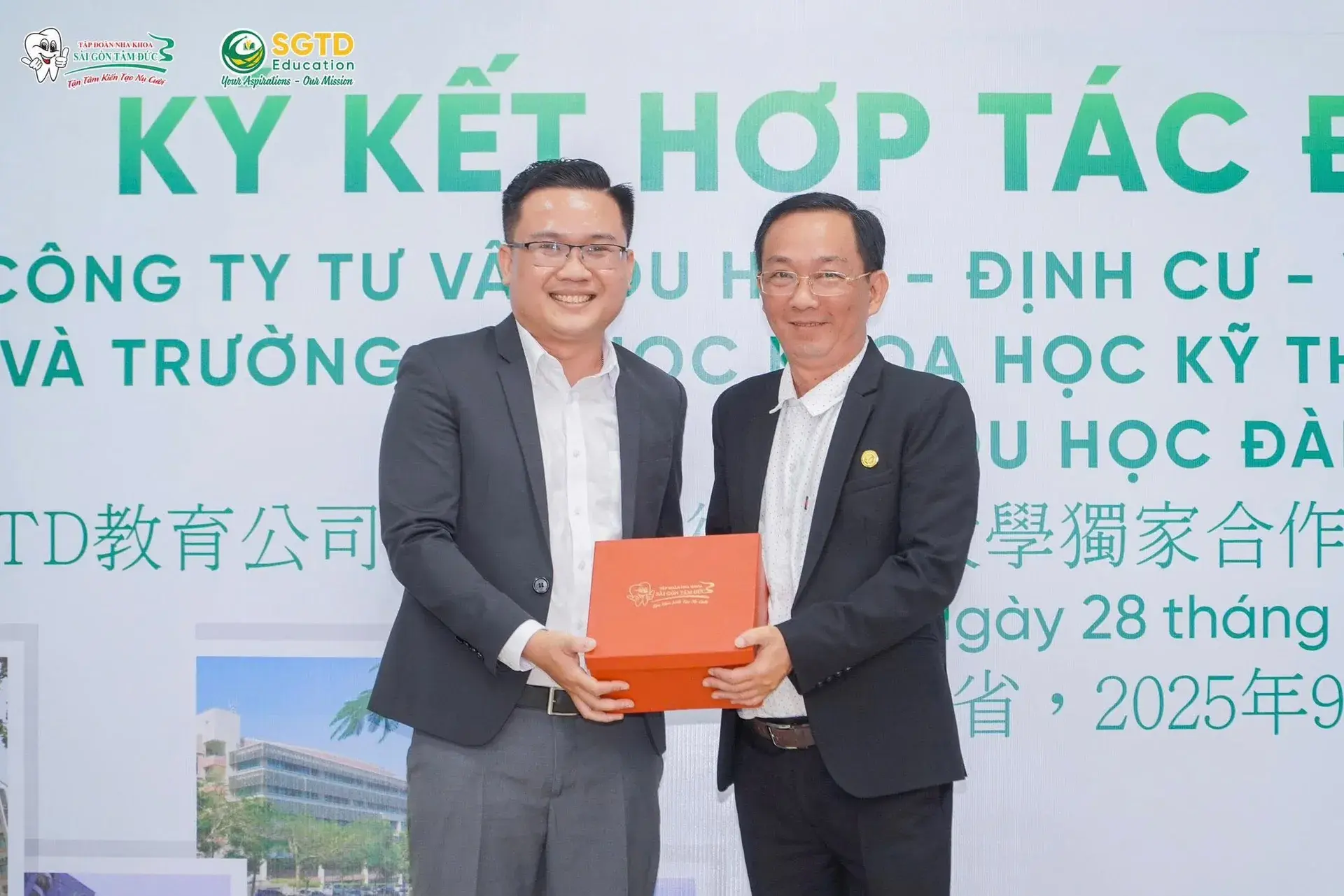 Trao biên bản hợp tác trước sự chứng kiến của đại biểu