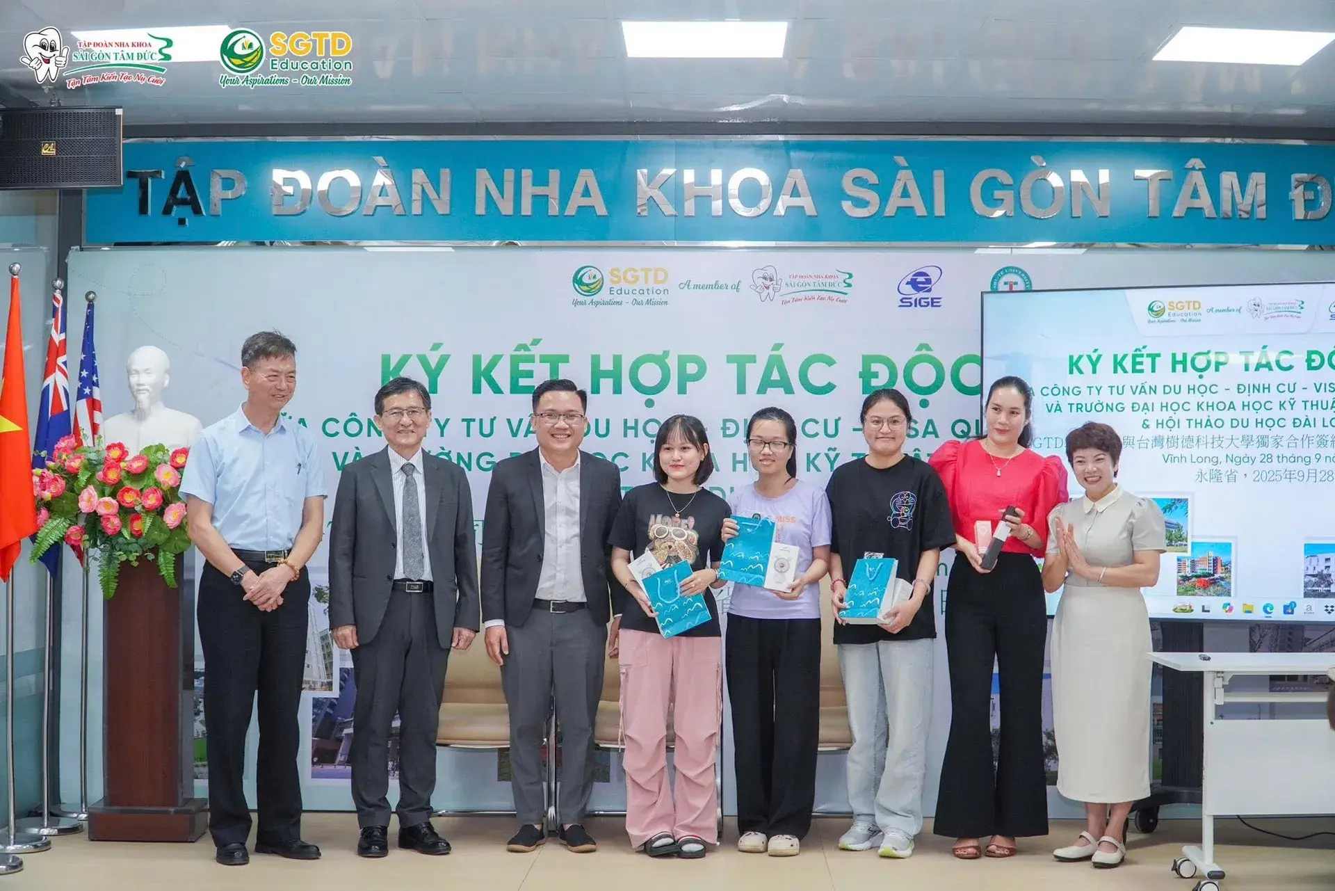 Đại biểu chúc mừng kết quả hợp tác giữa hai đơn vị