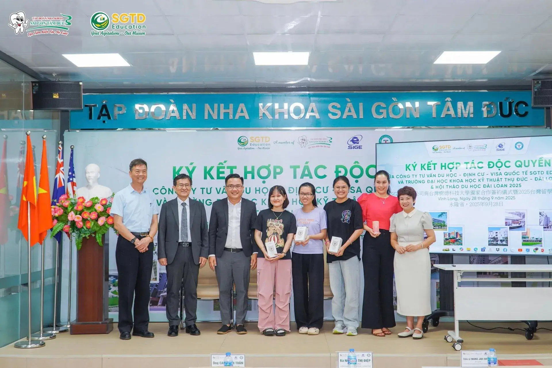 Chụp ảnh lưu niệm sau lễ ký kết