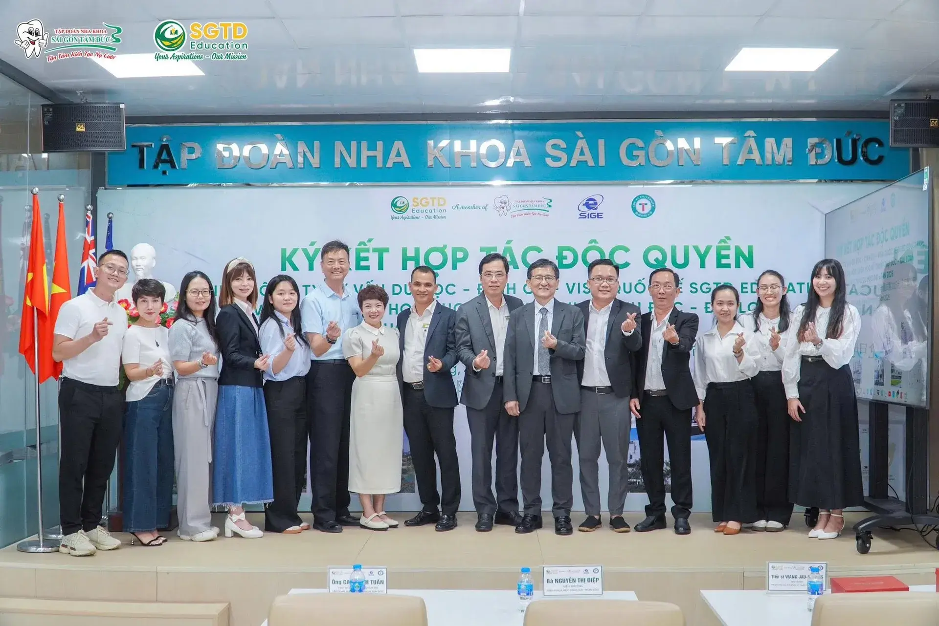 Đại diện hai bên cùng khách mời trên sân khấu