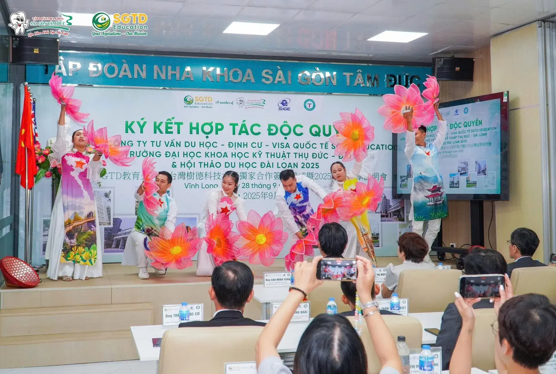 Phần trình bày về các ngành học và cơ hội việc làm sau tốt nghiệp