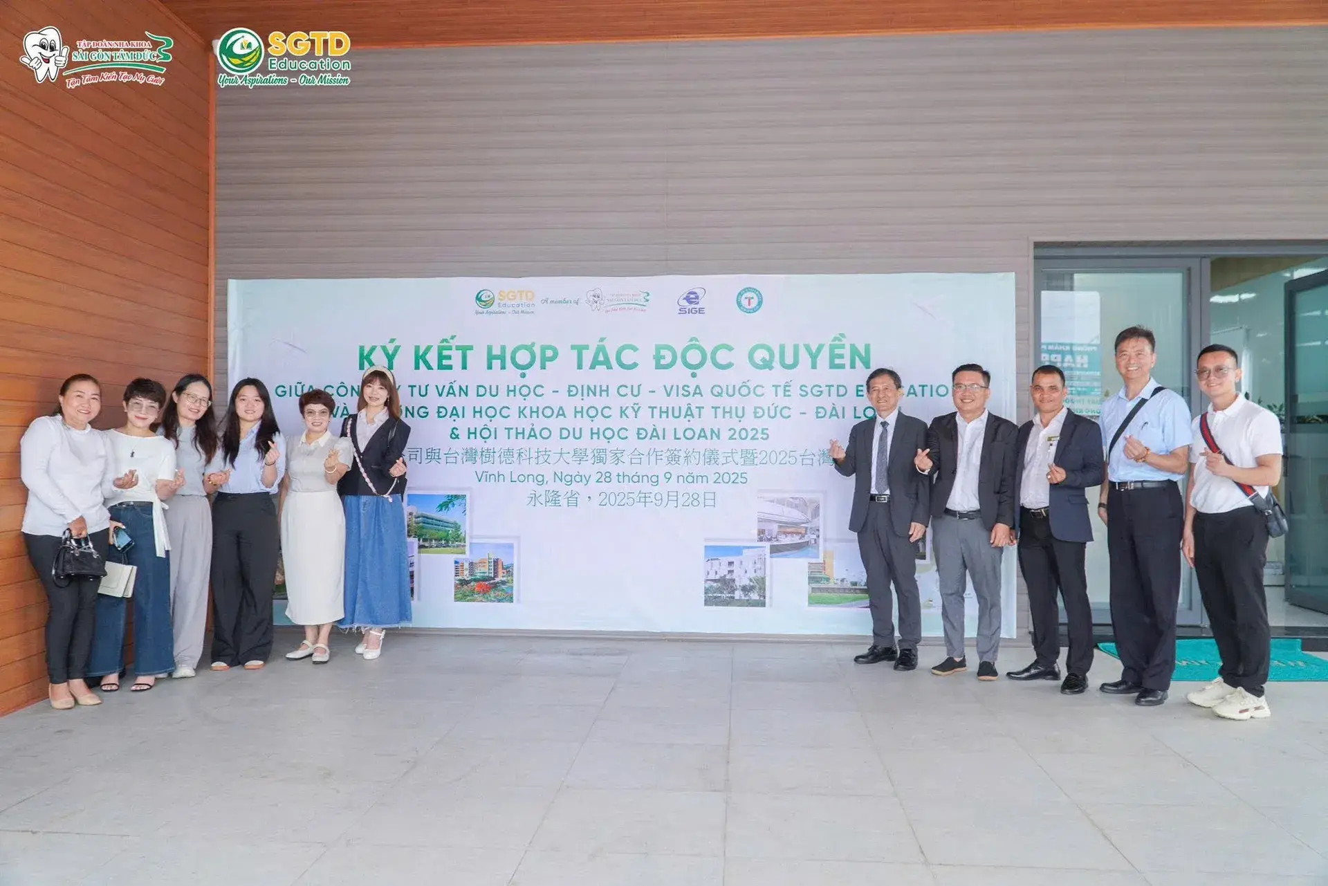Học sinh ghi chép thông tin trong phần hội thảo