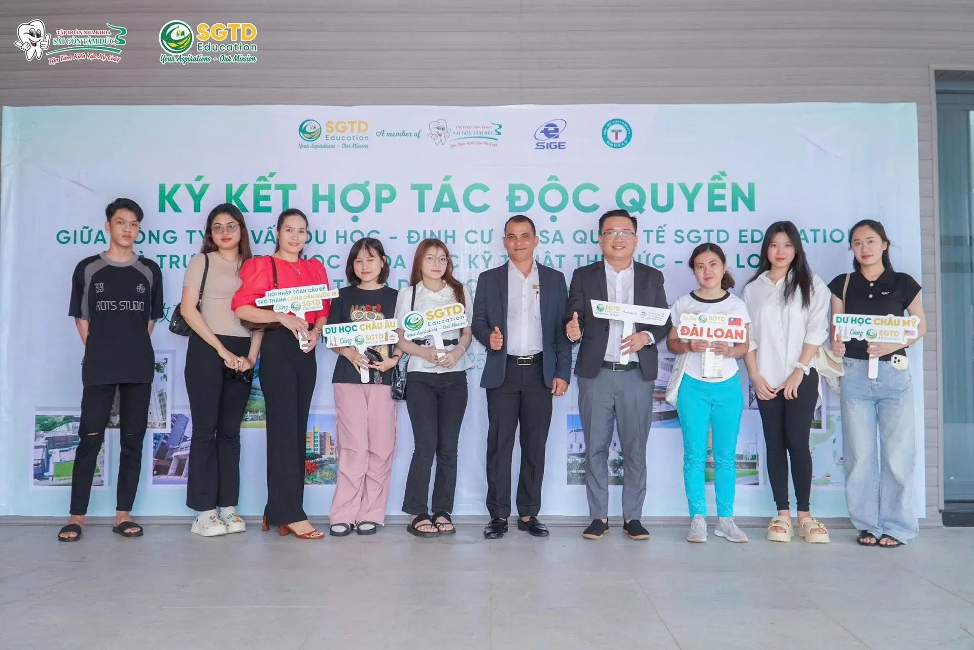 Phần hỏi đáp giữa học sinh và đại diện nhà trường