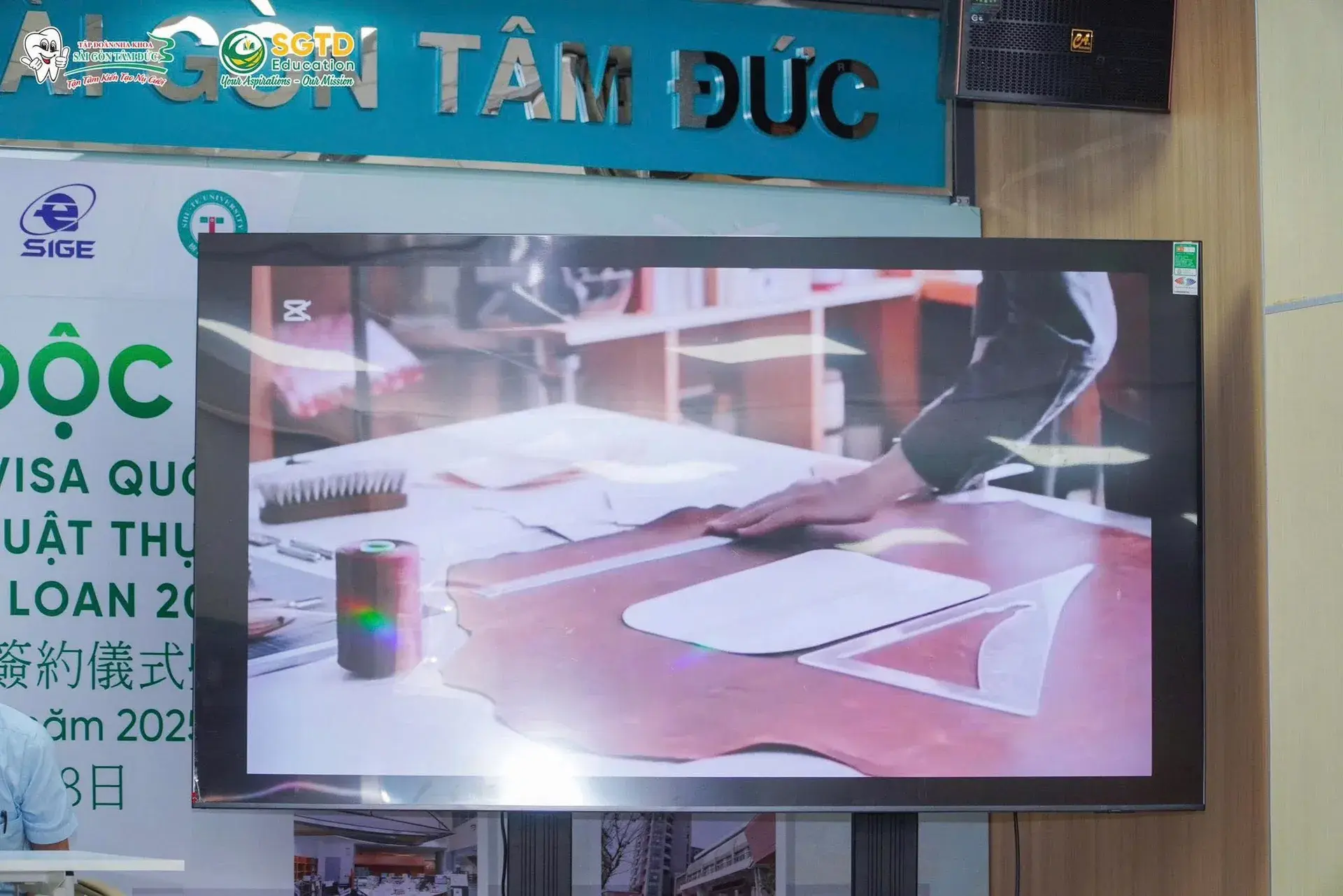 Học sinh đặt câu hỏi trực tiếp về chương trình học bổng