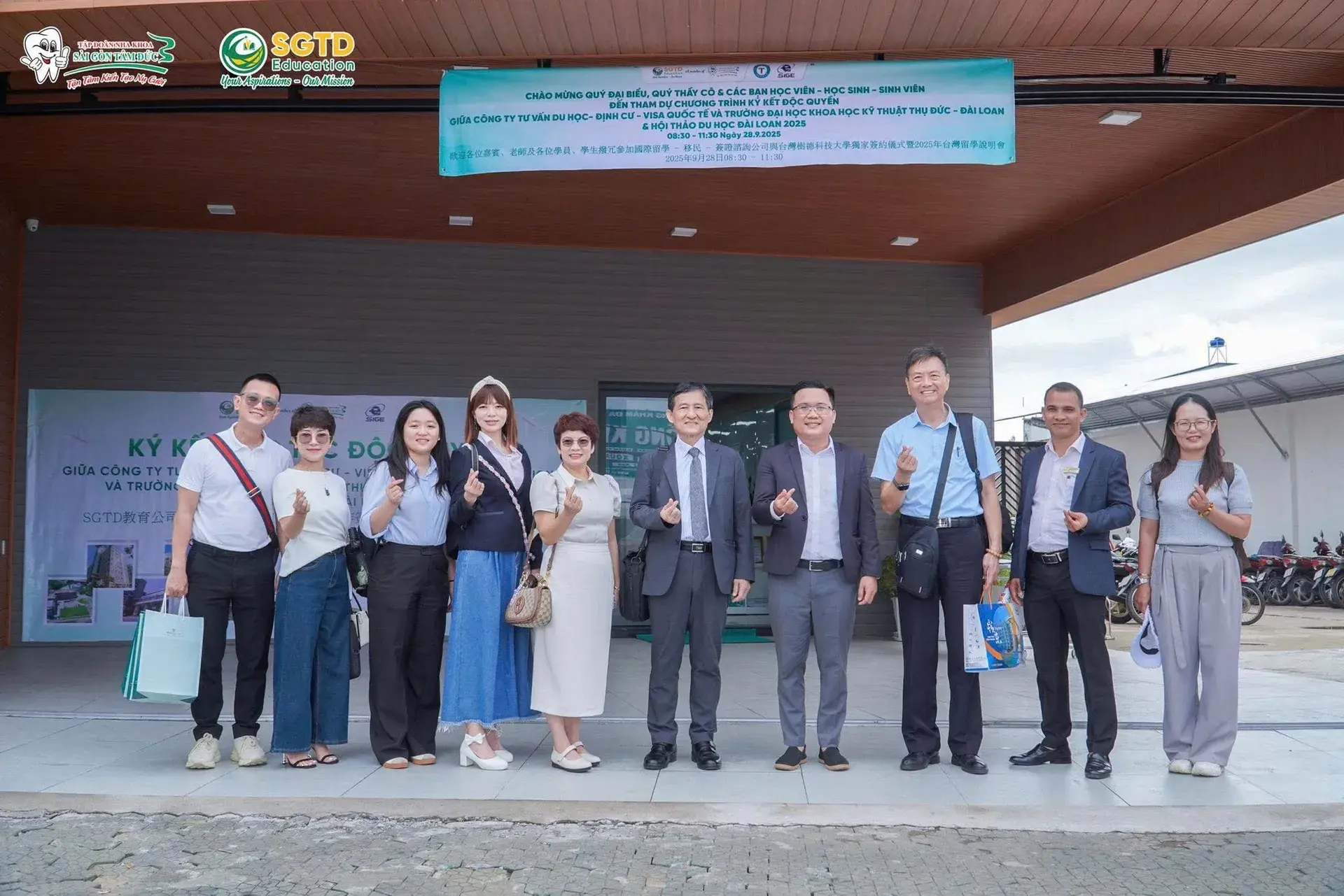 Ban tổ chức trao phần quà đến học sinh tham dự