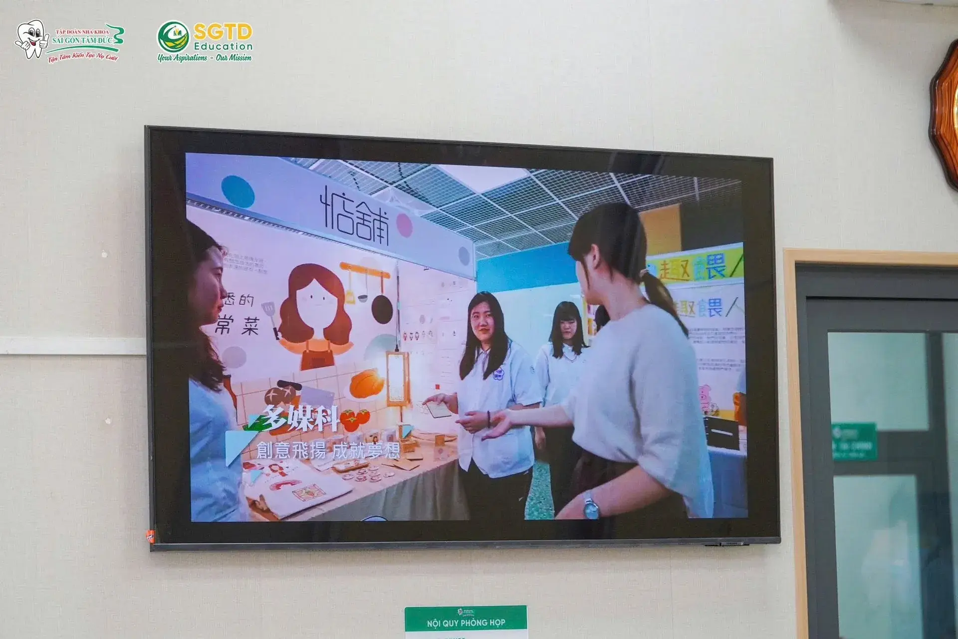 Những phần quà được trao tận tay các bạn học sinh