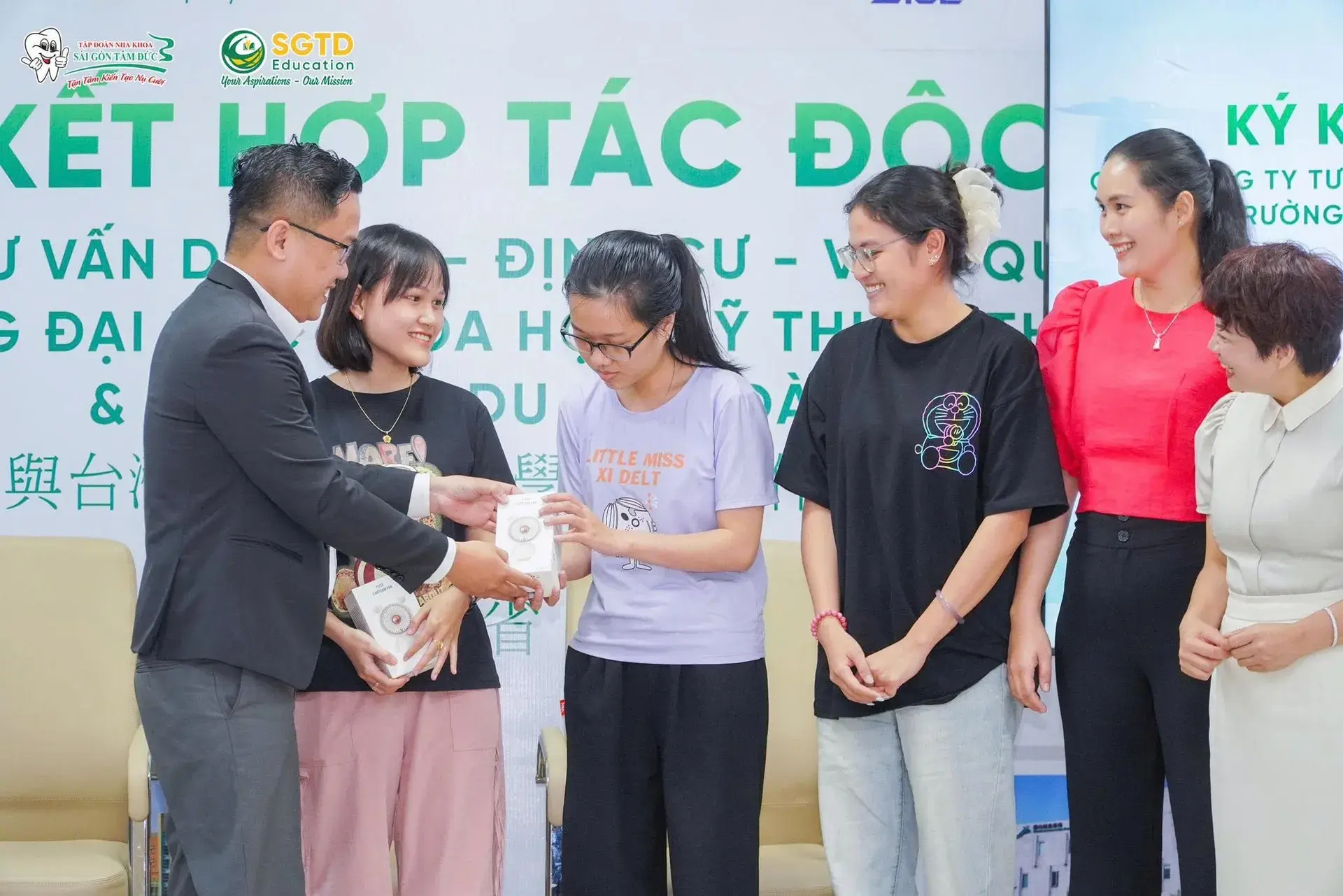 Học sinh nhận quà và chụp ảnh cùng ban tổ chức