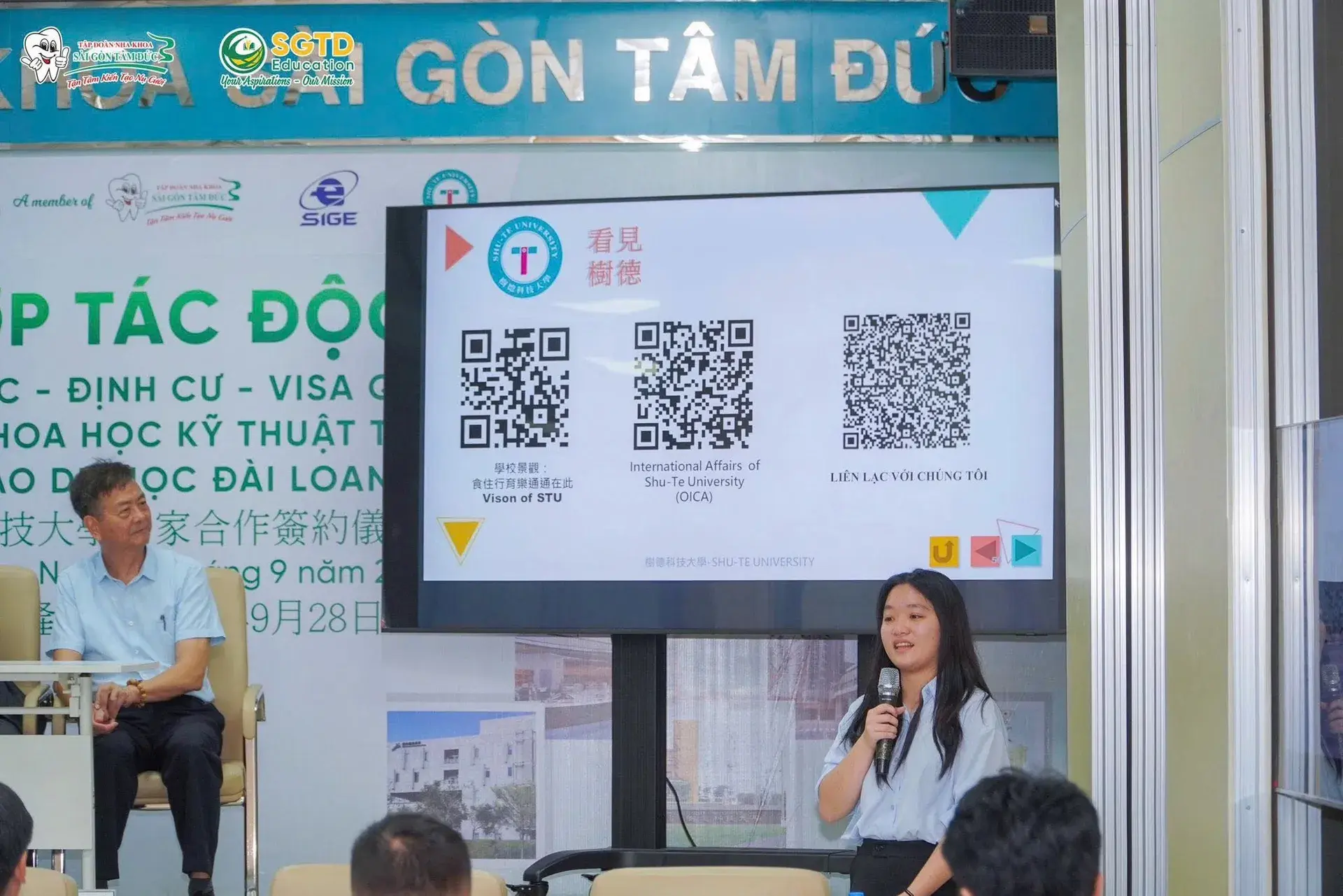 Phần trình bày khép lại hội thảo với thông tin liên hệ nhà trường