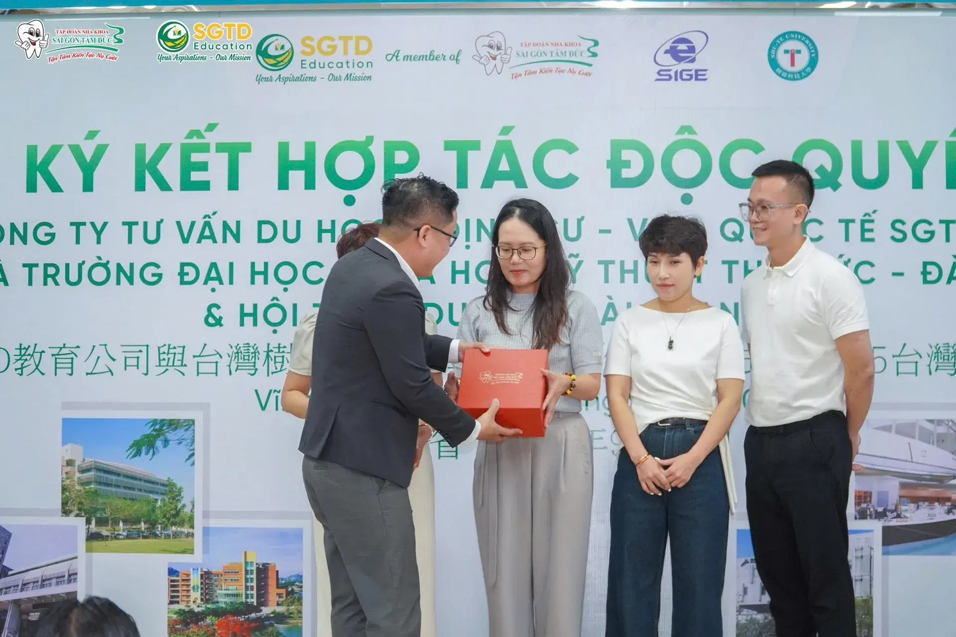 Chụp ảnh lưu niệm khép lại chương trình sáng 28/9/2025