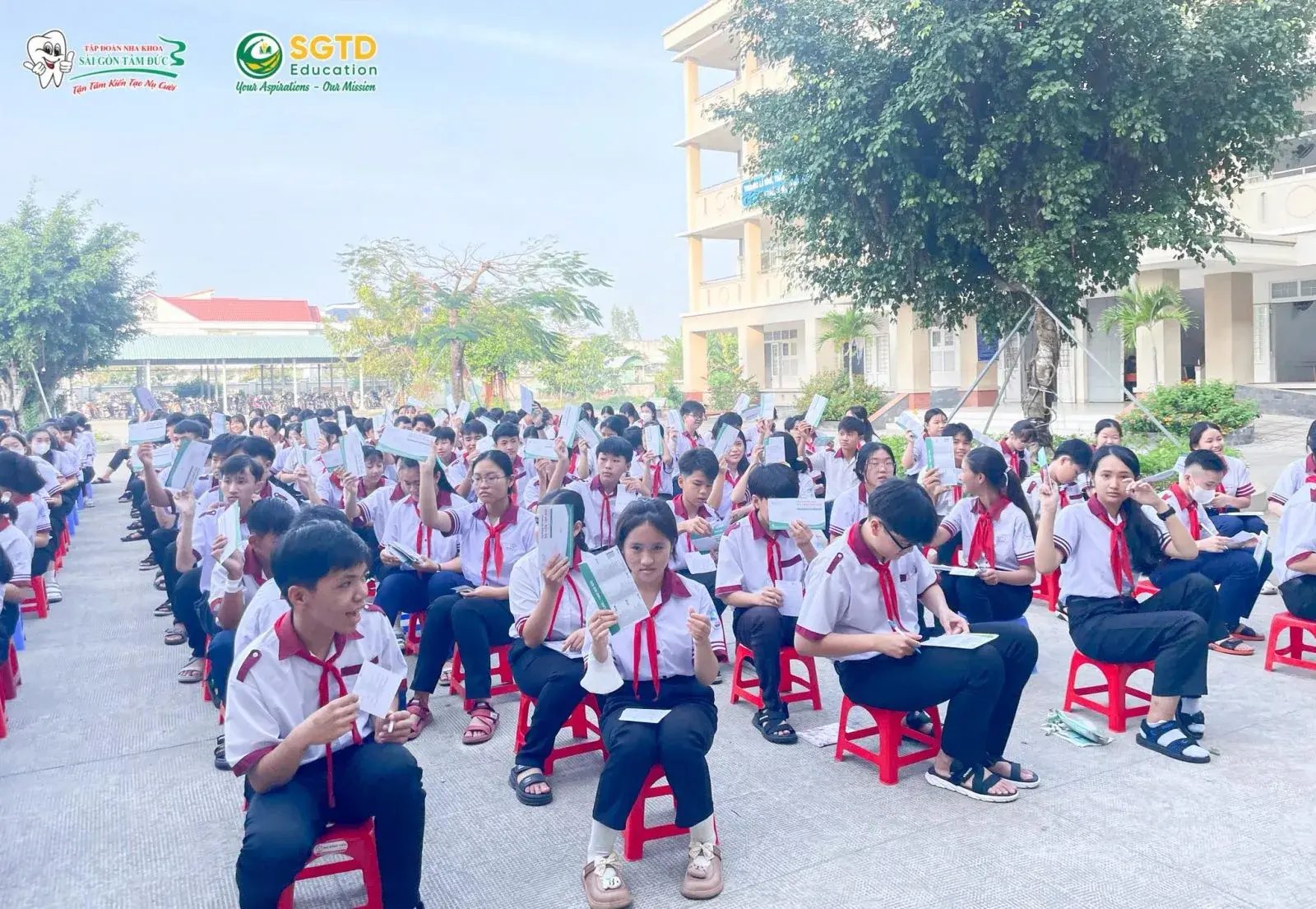 Học sinh cả trường giơ tài liệu hướng dẫn