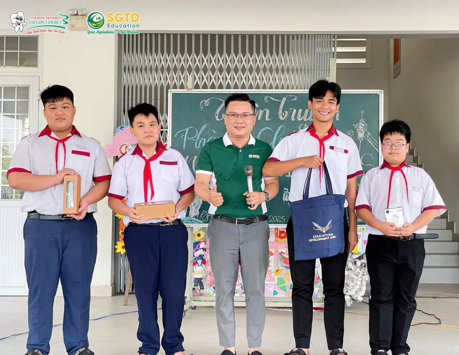 Học sinh nhận phần thưởng học tập xuất sắc